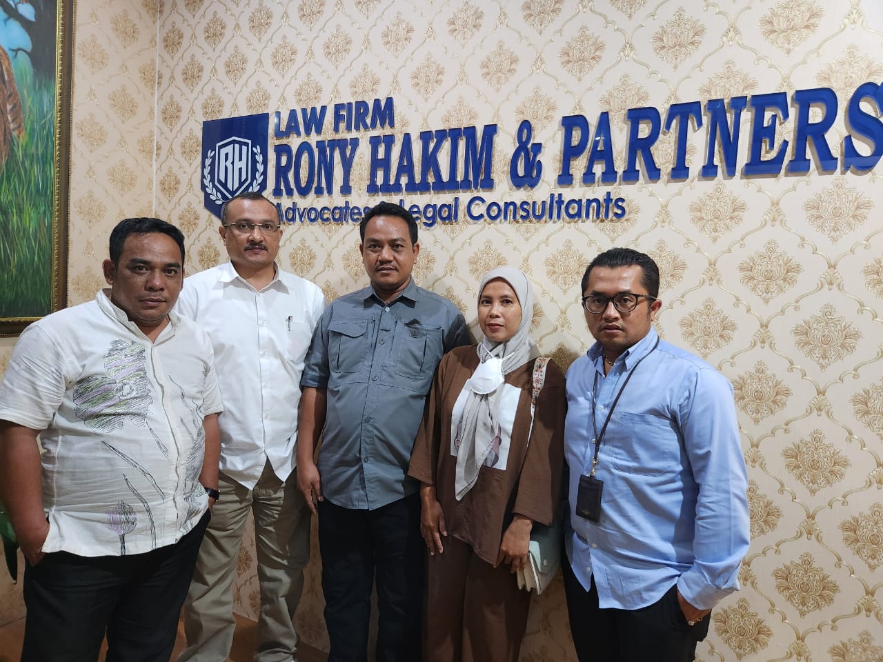 Direktur Eksekutif Indonesia Police Monitoring Ferdinand Hutahaean (kedua dari kiri)