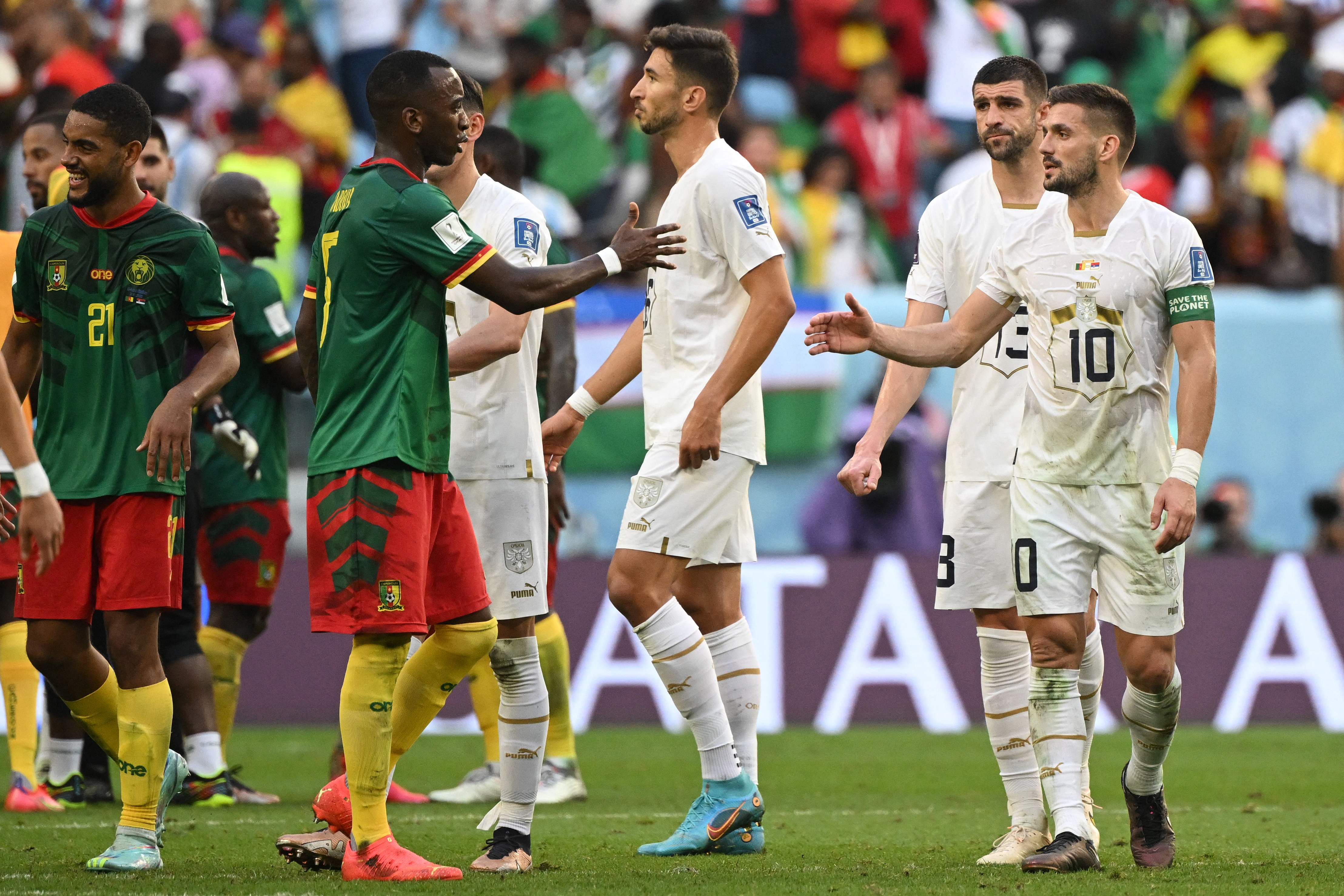 Para pemain Kamerun dan Serbia bersalaman usai menjalani pertandingan di Piala Dunia Qatar 2022.