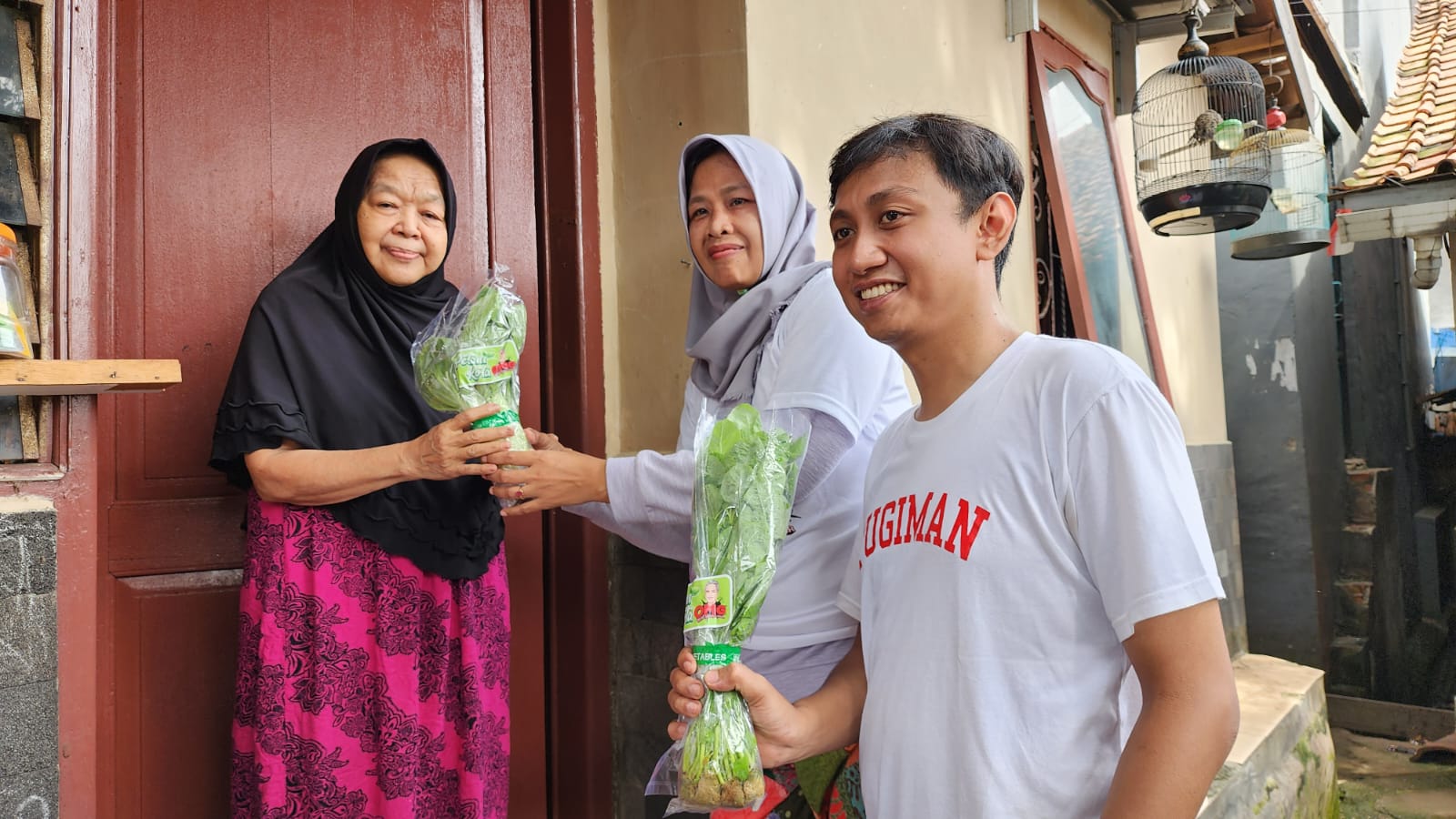 Relawan Orang Muda Ganjar (OMG) menggelar sedekah sayur di Pondok Pinang, Jakarta Selatan, Senin (21/11/2022)