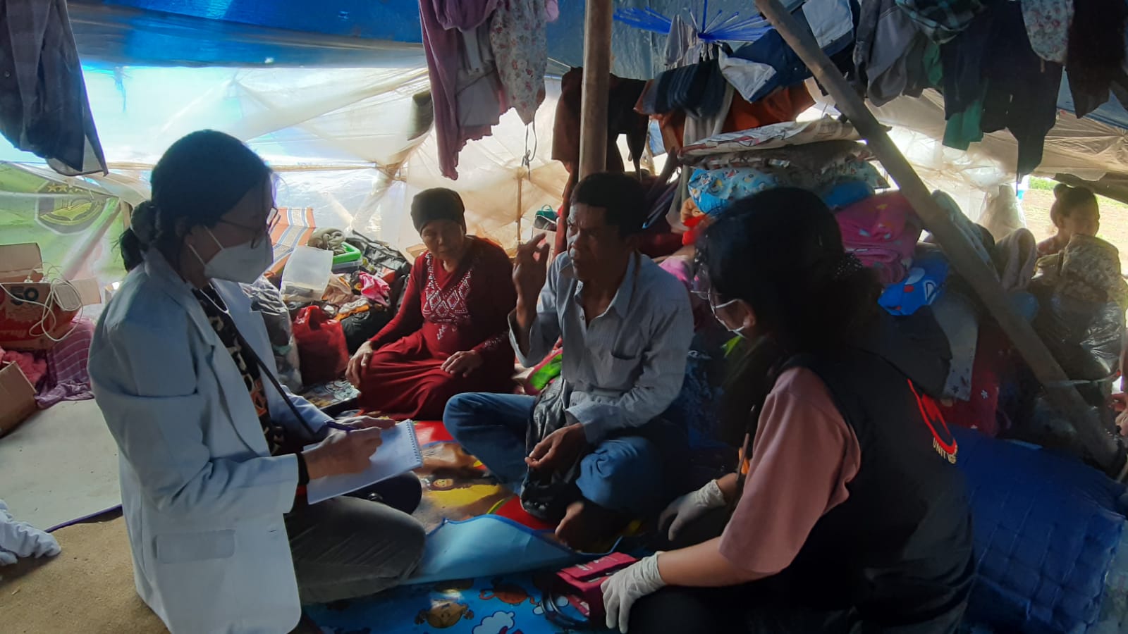 Tim Medis FK Untar memberi pelayanan pemeriksaan kesehatan bagi korban gempa Cianjur, Jawa Barat.