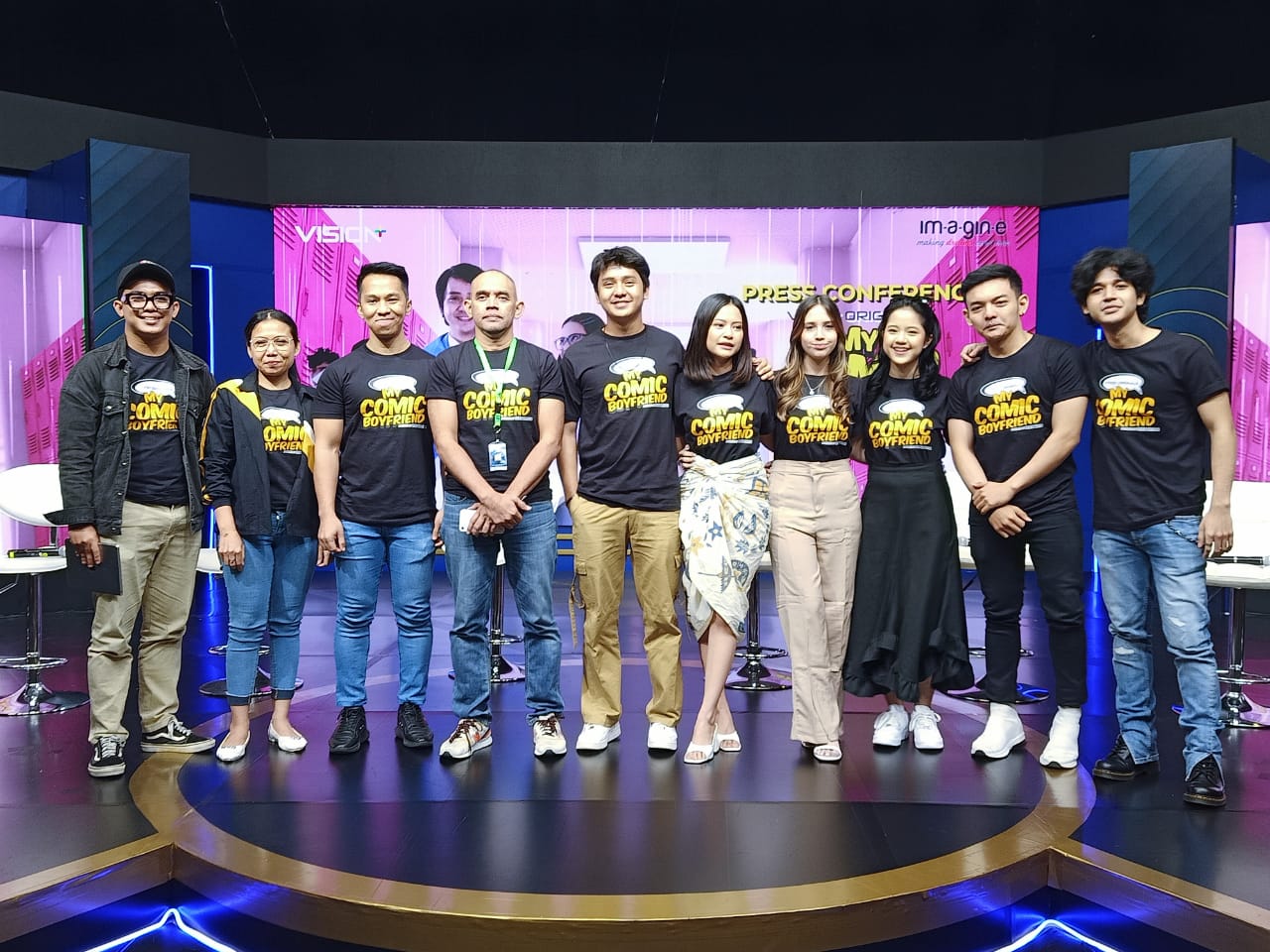 Para pemain  My Comic Boyfriend dan keru di balik layar Vision +.