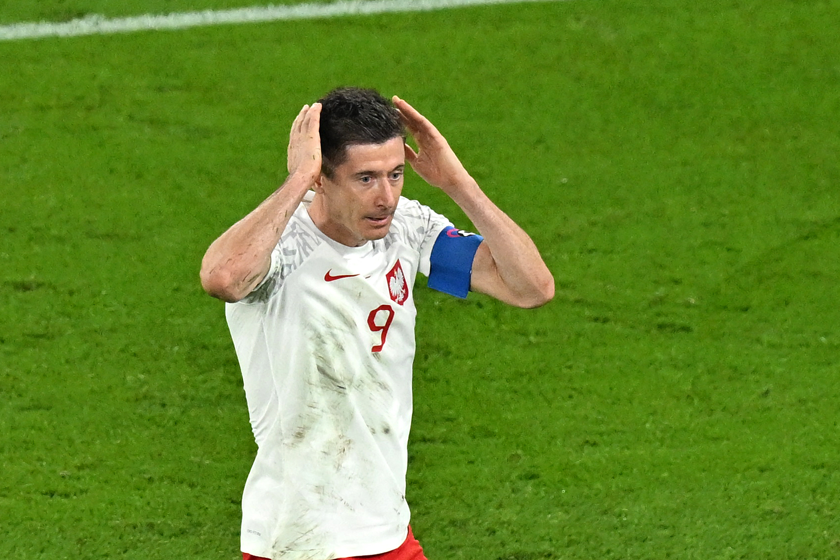 Penyerang timnas Polandia Robert Lewandowski beraksi usai gagal mengeksekusi penalti di laga Piala Dunia 2022 melawan Meksiko.