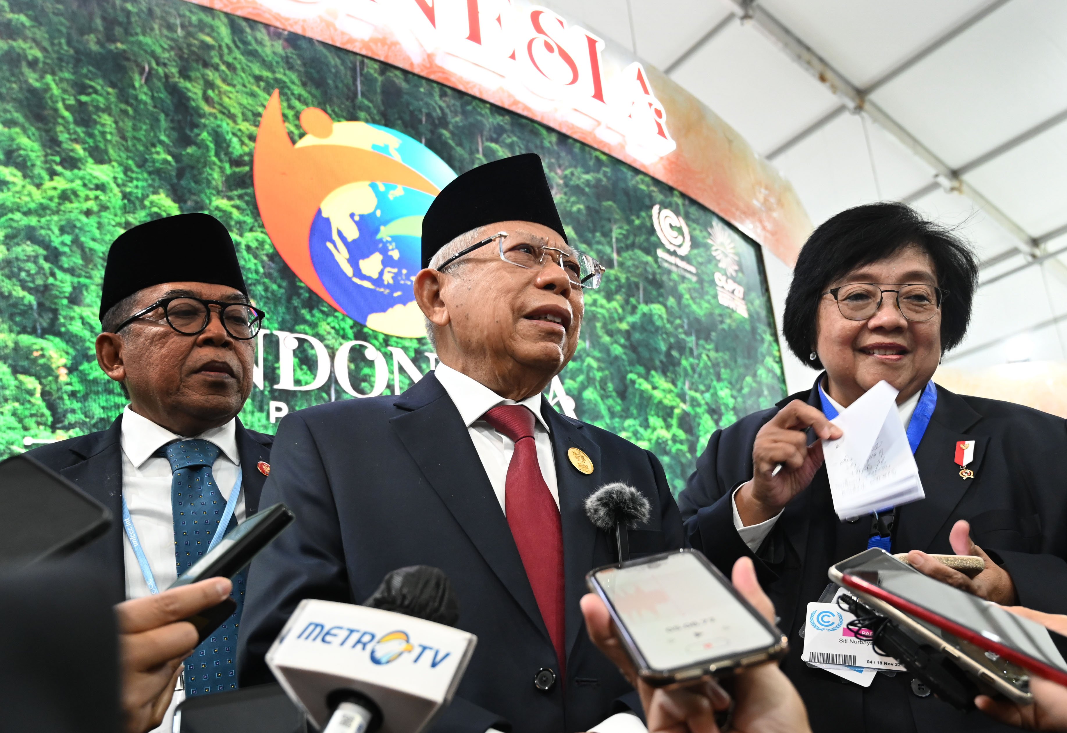 Wapres Mar'ruf Amin (kedua kanan) menjawab pertanyaan wartawan usai mengunjungi Paviliun Indonesia saat COP27 di Mesir.