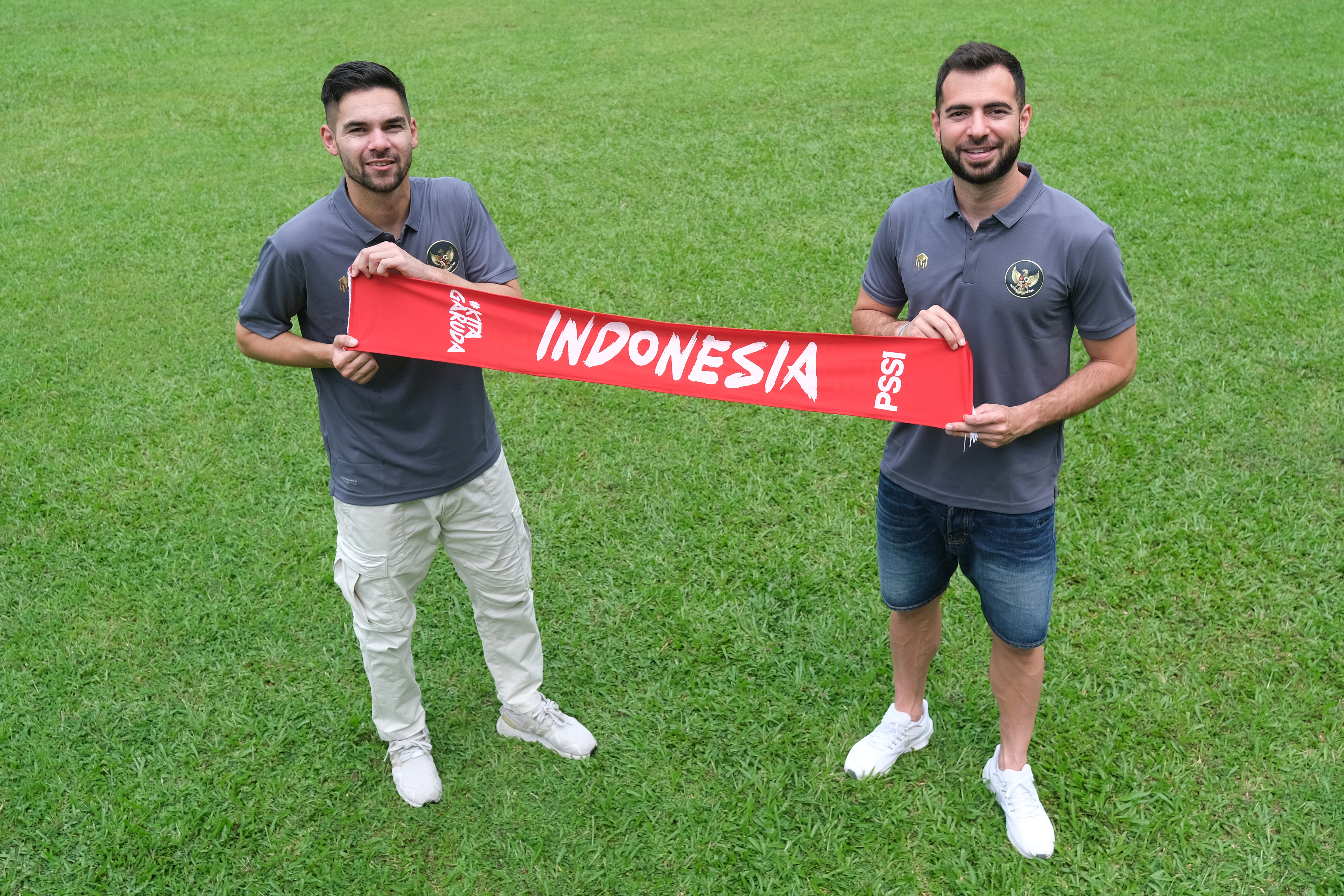 Sandy Walsh (kiri) dan Jordi Amat, calon pemain naturalisasi Timnas Indonesia, saat ditemui di Jakarta. 
