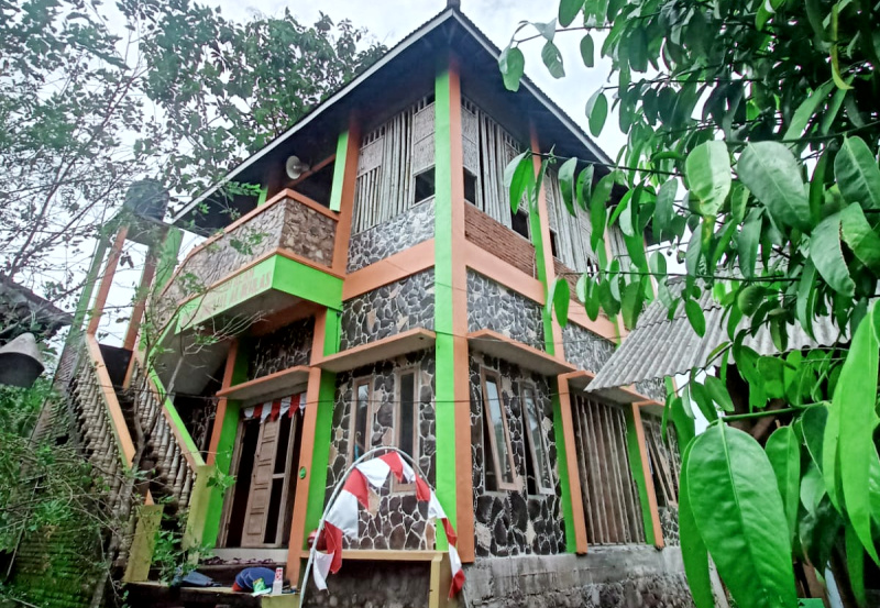 Sekolah Alam Madrasah Ibtidaiah Bilingual Al Ikhlas di Jalan Gondomono, Desa Sengguruh, Kecamatan Kepanjen, Kabupaten Malang, Jawa Timur