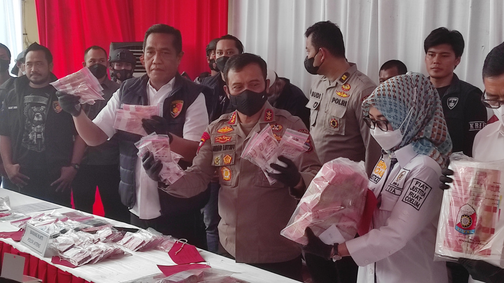 Kapolda Jawa Tengah Irjen Ahmad Luthfi memperlihatkan uang palsu hasil sitaan