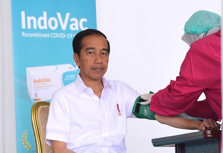 Presiden Joko Widodo bersiap menerima vaksin covid-19 dosis booster kedua.