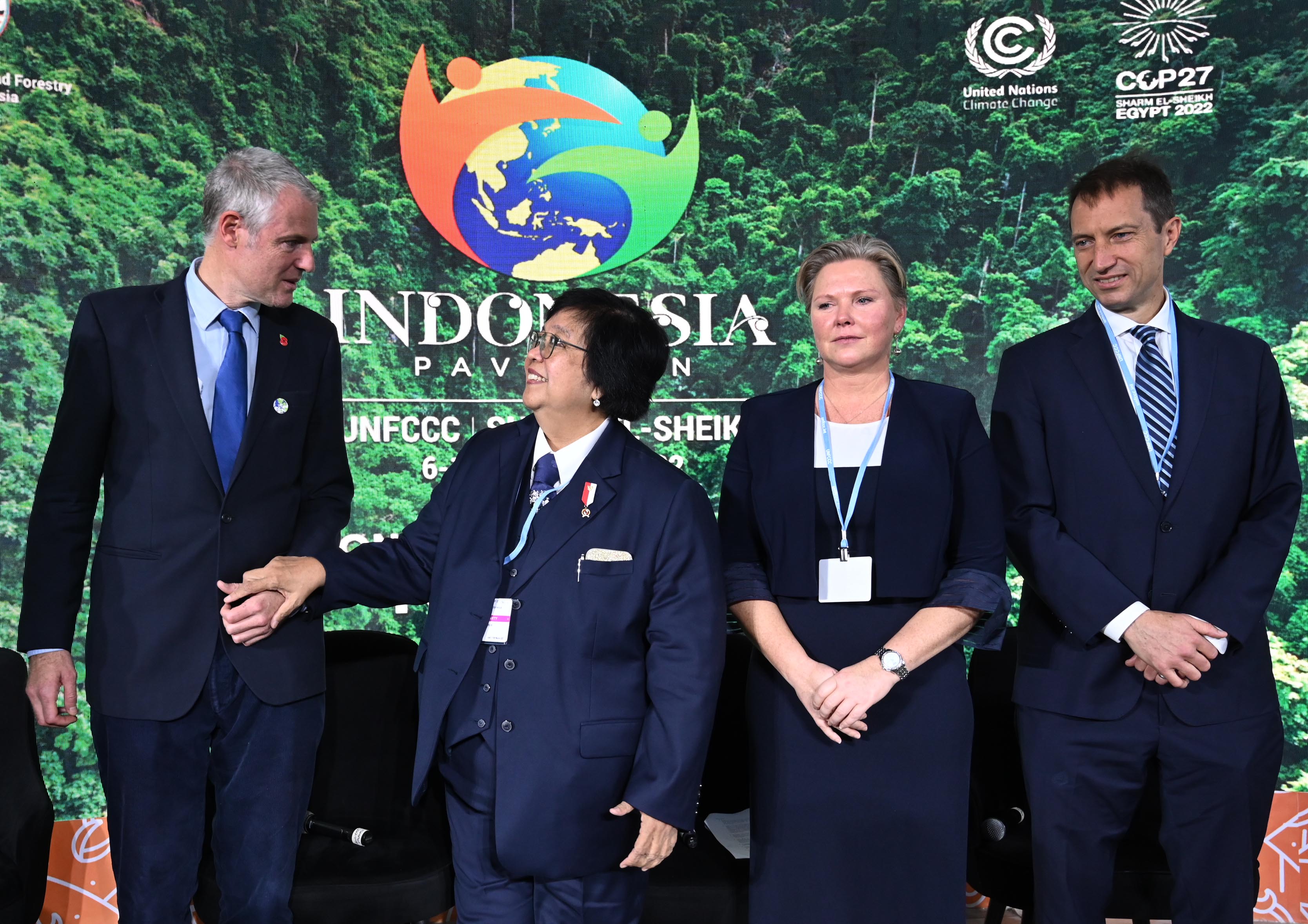 Menteri Lingkungan Hidup dan Kehutanan Siti Nurbaya (kedua kiri) saat bertemu perwakilan Inggris, Norwegia dan AS di COP27.