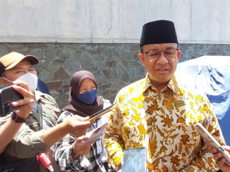 Anies Baswedan mengunjungi Habib Novel di Solo, Jawa Tengah, Jumat (28/10).