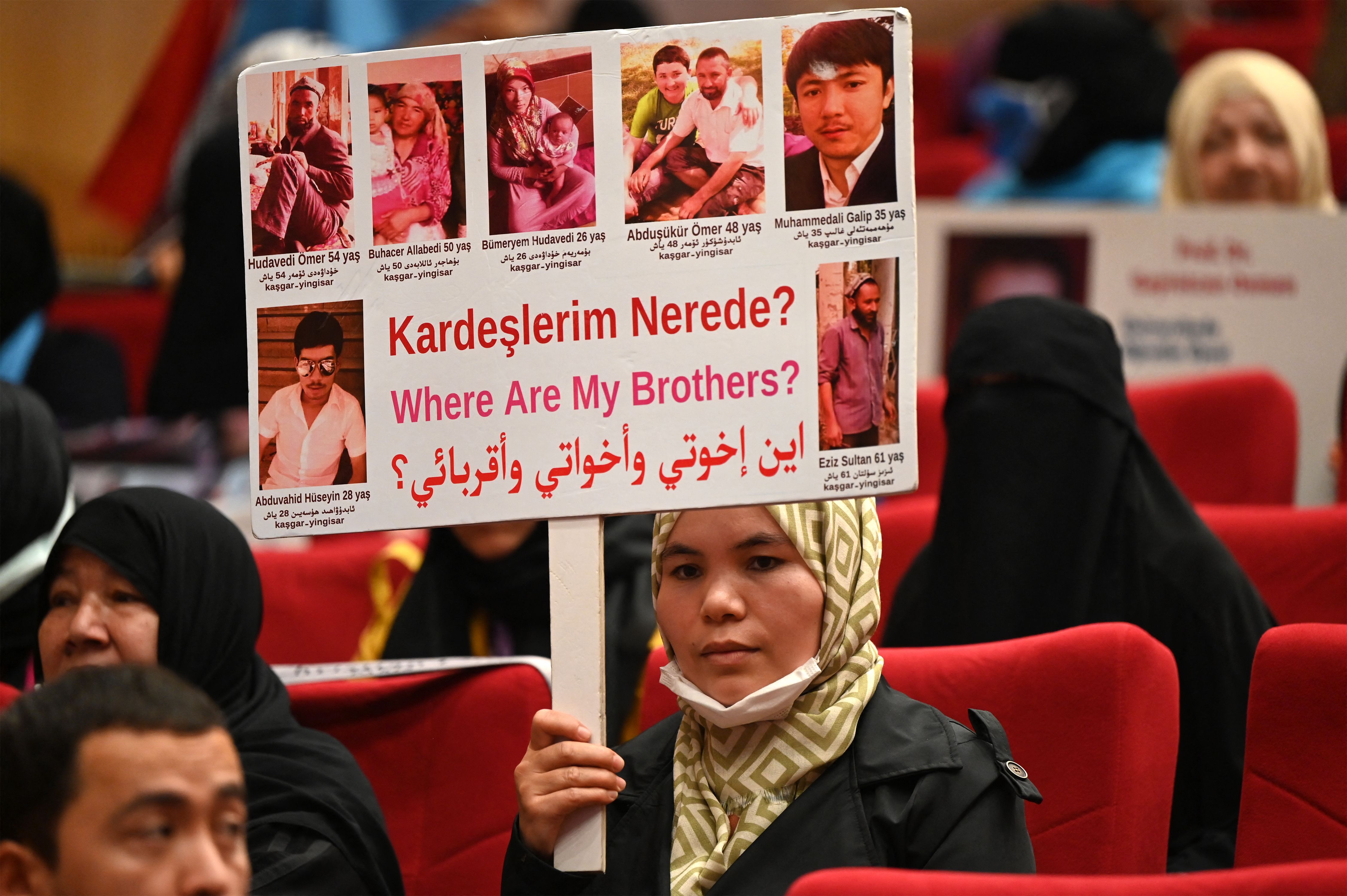 Warga Uighur dan keluarga korban pelanggaran HAM oleh pemerintah China  berunjukrasa pada di forum PBB