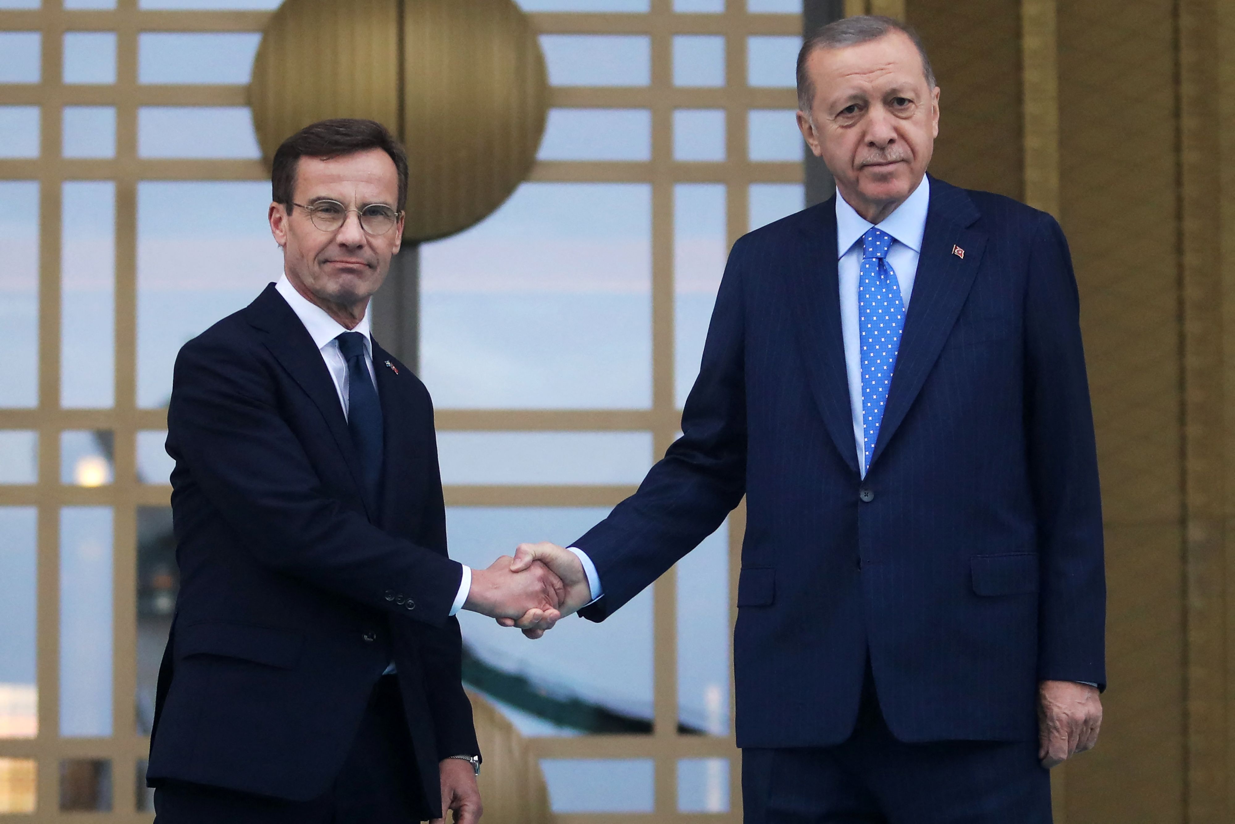 PM Swedia Ulf Kristersson (kanan) berjabat tangan dengan Presiden Turki Recep Tayyip Erdogan dalam kunjungannya di Ankara, Selasa (8/11). 