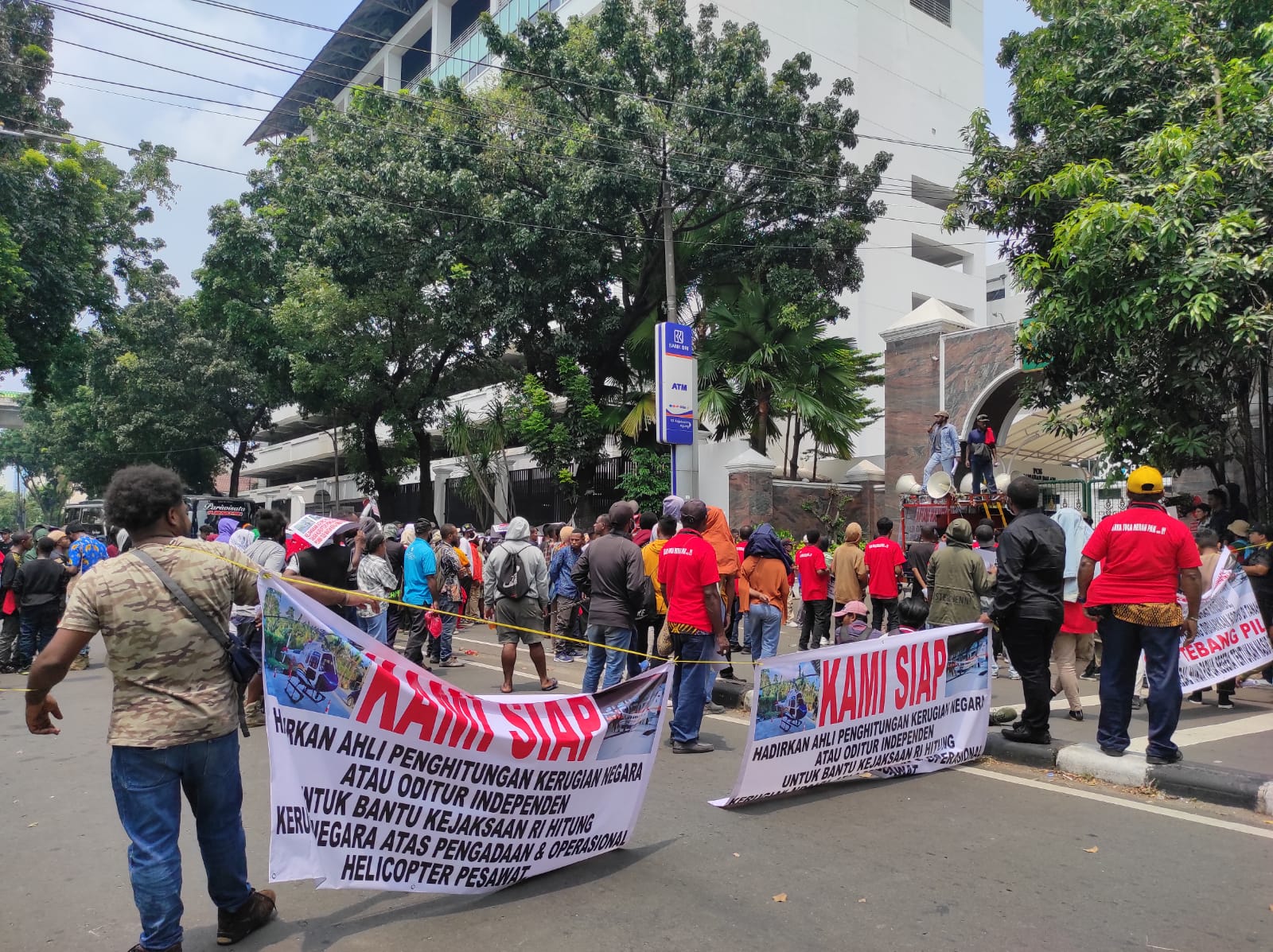 RATUSAN masyarakat Papua yang di antaranya pelajar, mahasiswa serta lainnya, kembali menggeruduk kantor Kejagung RI, Rabu (2/11/2022)