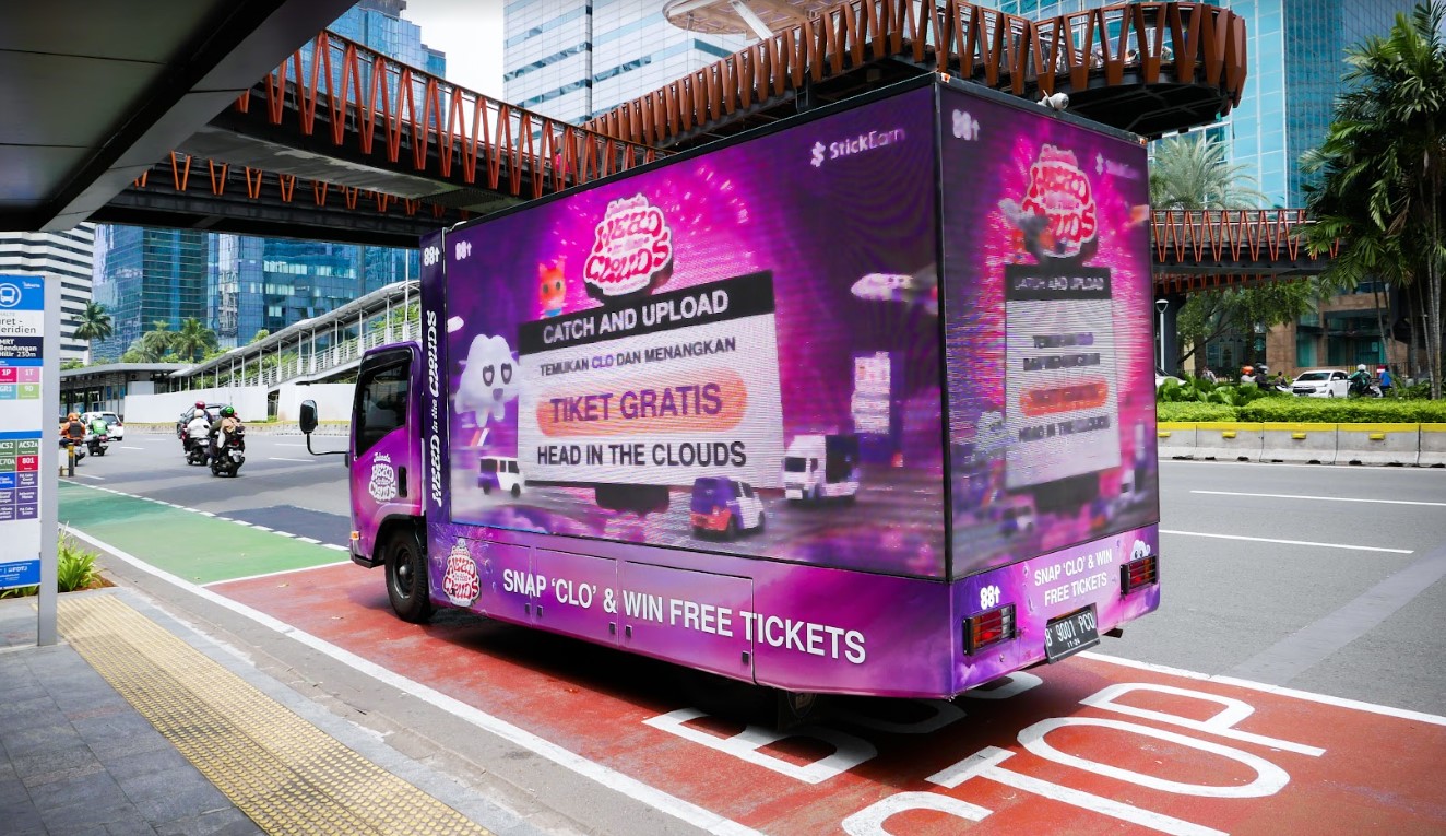 Sebuah unit MobileLED, sebuah truk yang berbalutkan layar videotron, mempromosikan konser Head in the Clouds.