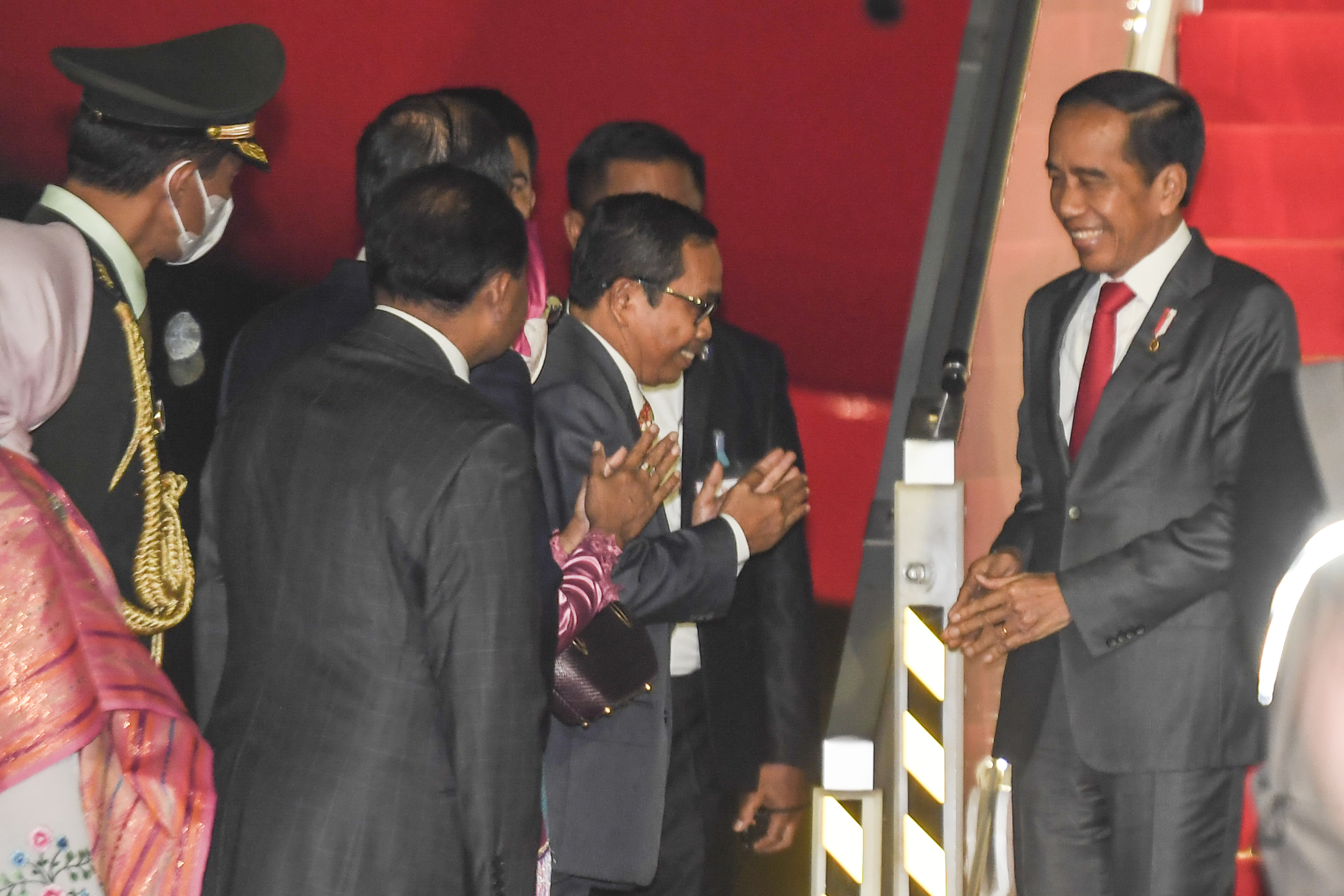 Presiden Joko Widodo (kanan) tiba di Bandara Internasional Phnom Penh, Kamboja, Rabu (9/11).