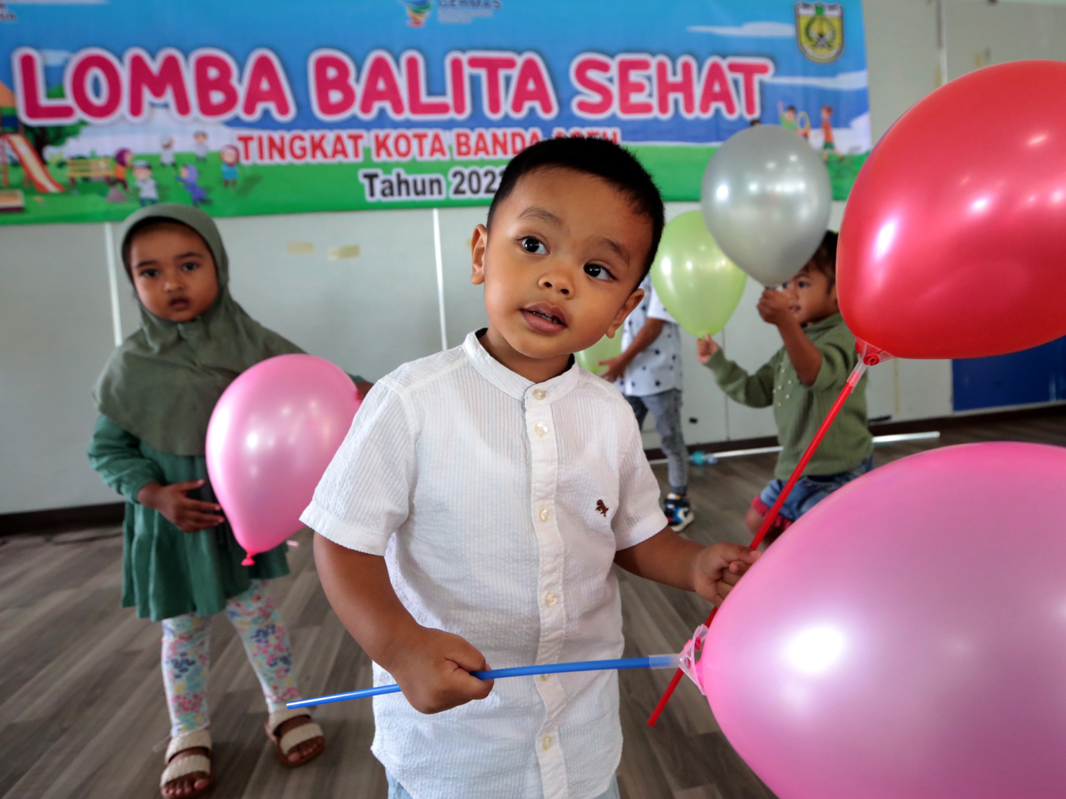 Anak-anak bermain balon pada lomba balita sehat 2022 di Banda Aceh, Aceh, Senin (24/10/2022).