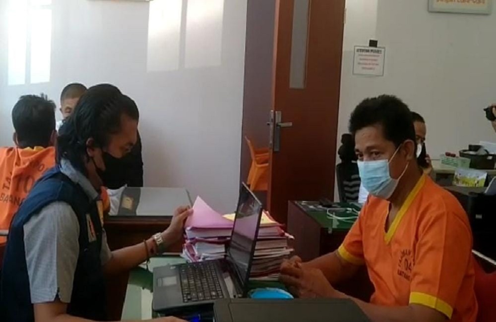 Anggota Polres Batanghari Jambi, memeriksa tersangka kasus pembunuhan Orang Rimba, Selasa (22/11).