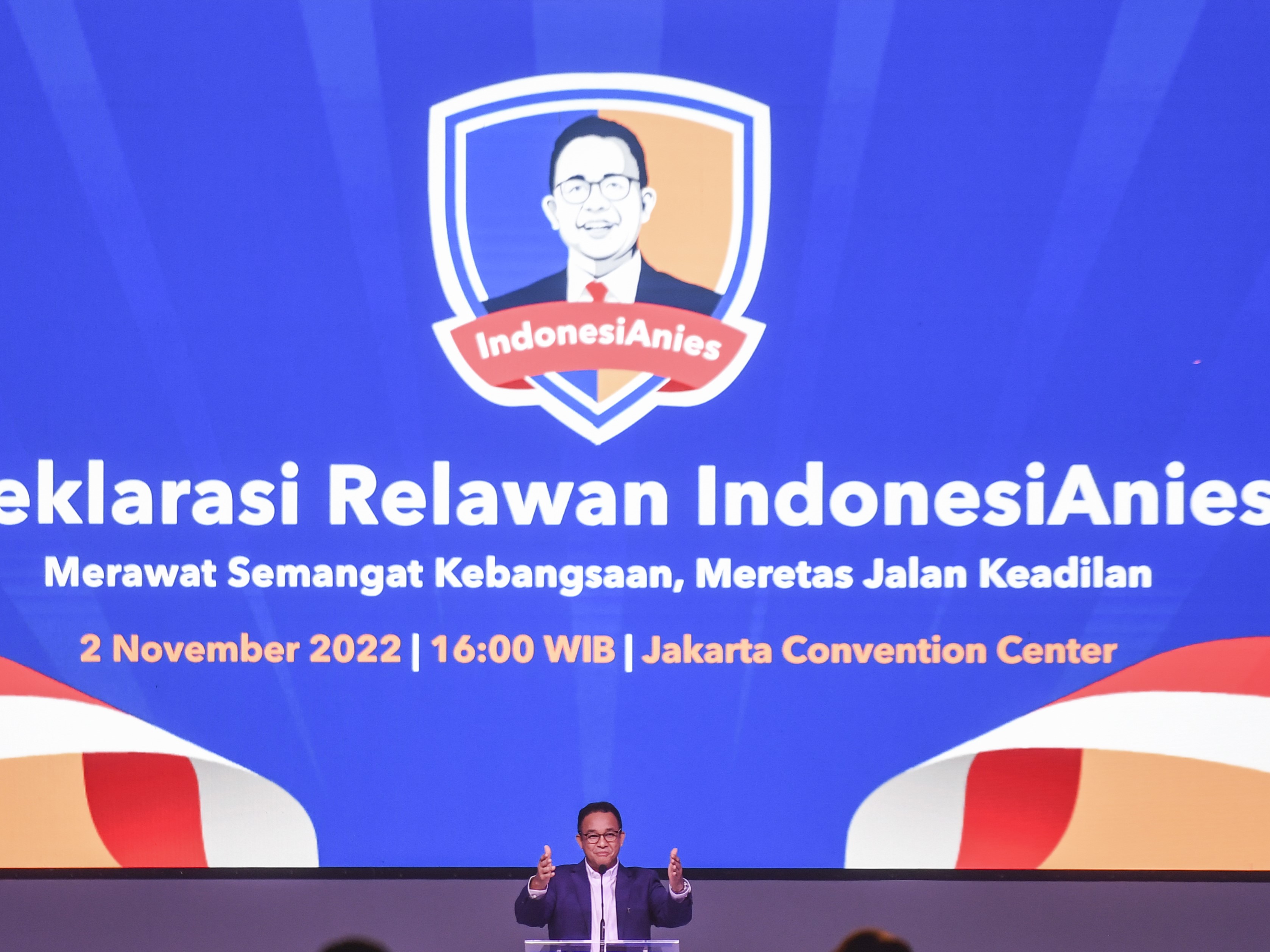 Mantan Gubernur DKI Jakarta Anies Baswedan menyampaikan pidato saat peresmian relawan IndonesiAnis di Jakarta Convention Centre, Jakarta.
