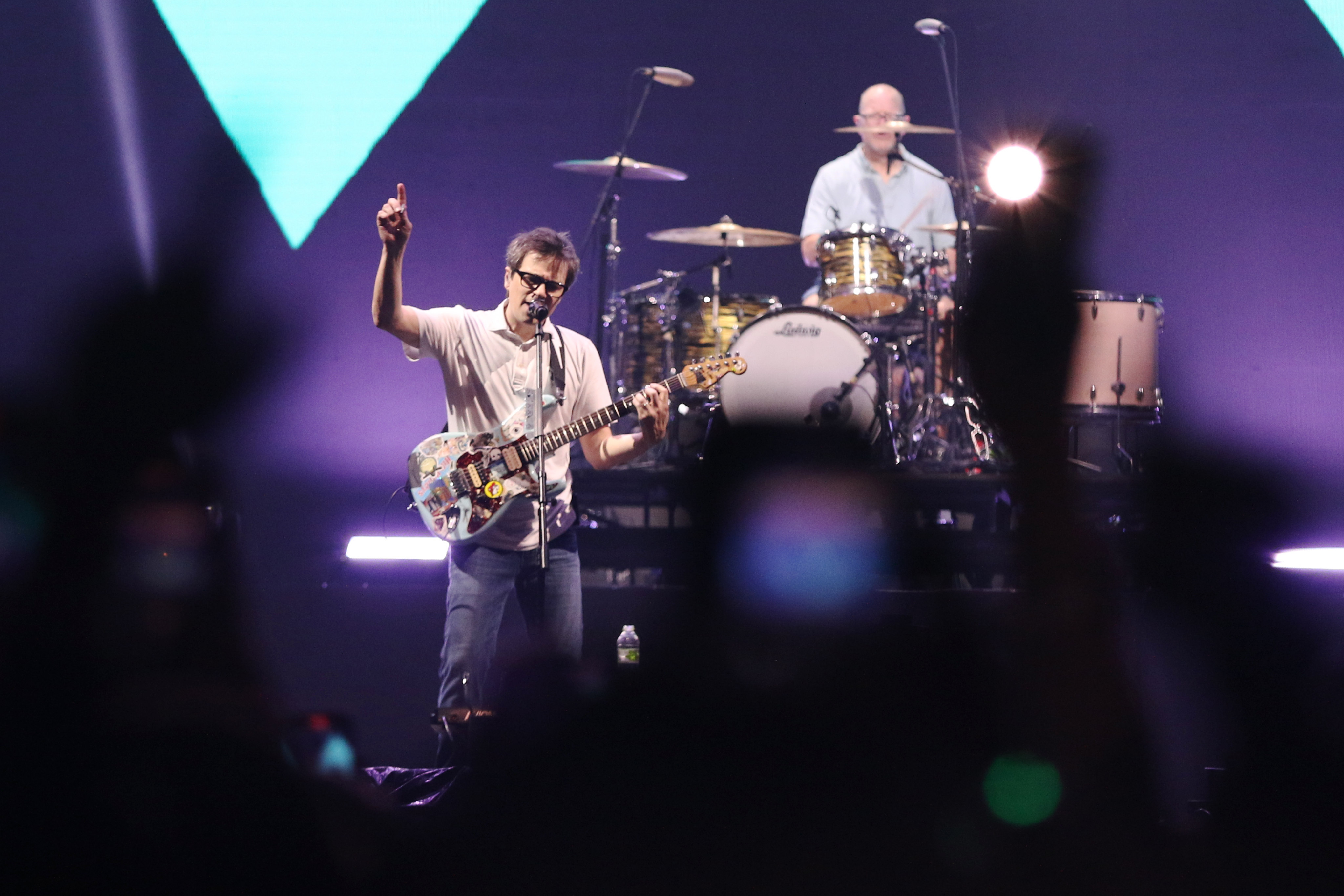 Weezer saat tampil di Soundrenaline 2022 di Allianz Eco Park, Ancol, Jakarta, Sabtu (26/11). 