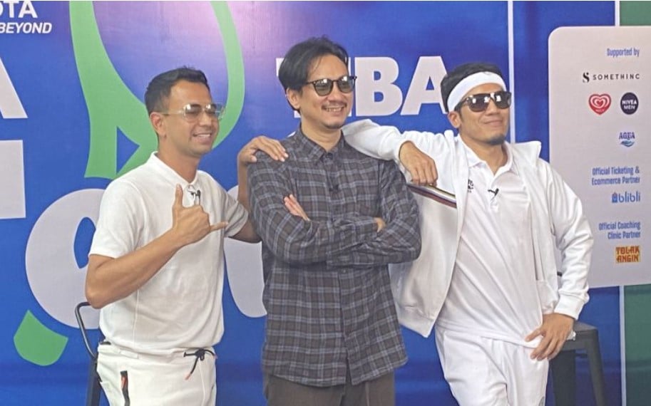 CEO Vindes Media Vincent Rompies (tengah) berfoto bersama Desta (kanan) dan Raffi Ahmad (kiri), Selasa (8/11).