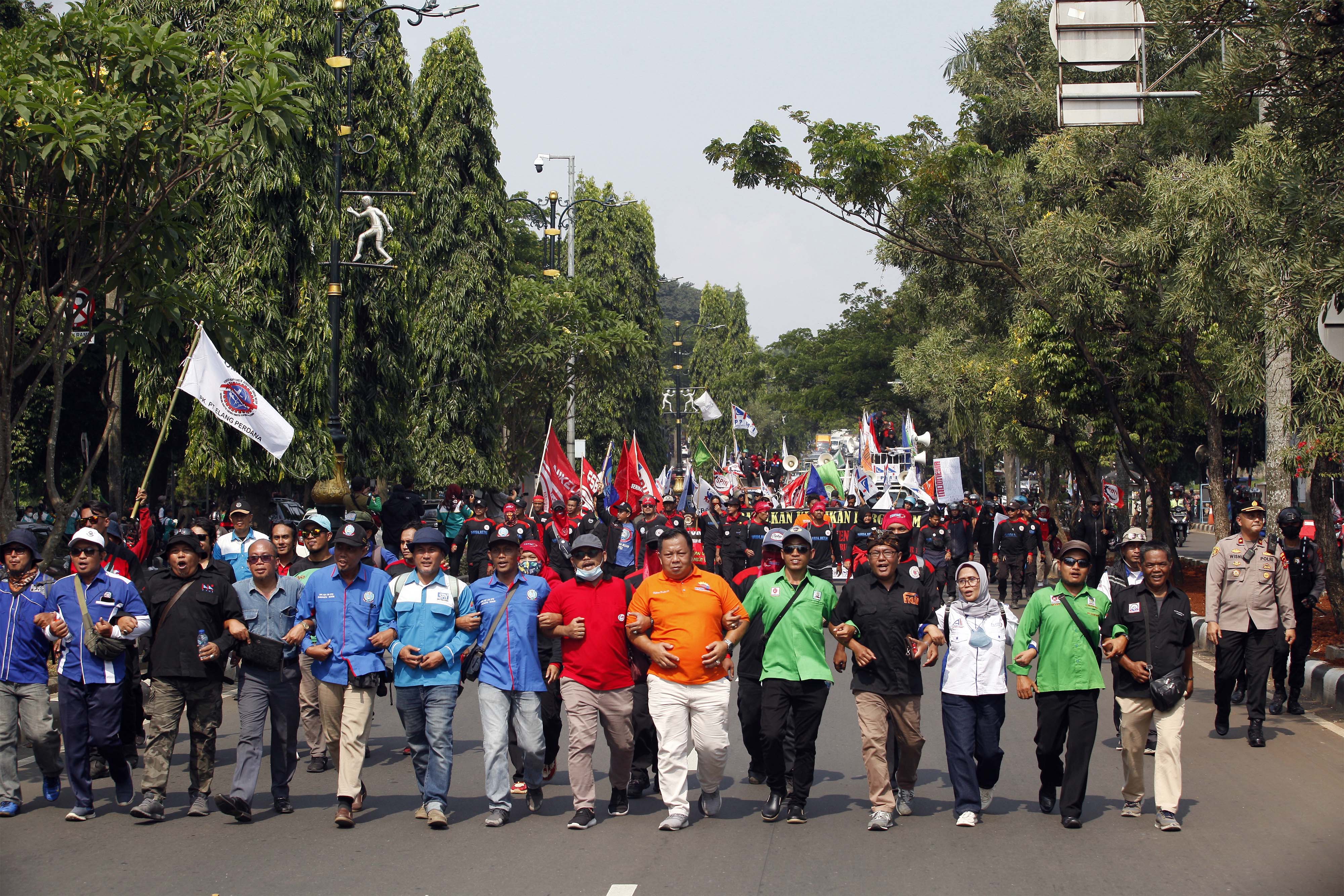 Gabungan aliansi buruh Bogor melakukan aksi jalan kaki menuju Kantor Pemkab Bogor, Cibinong, Jawa Barat, Senin (19/9).