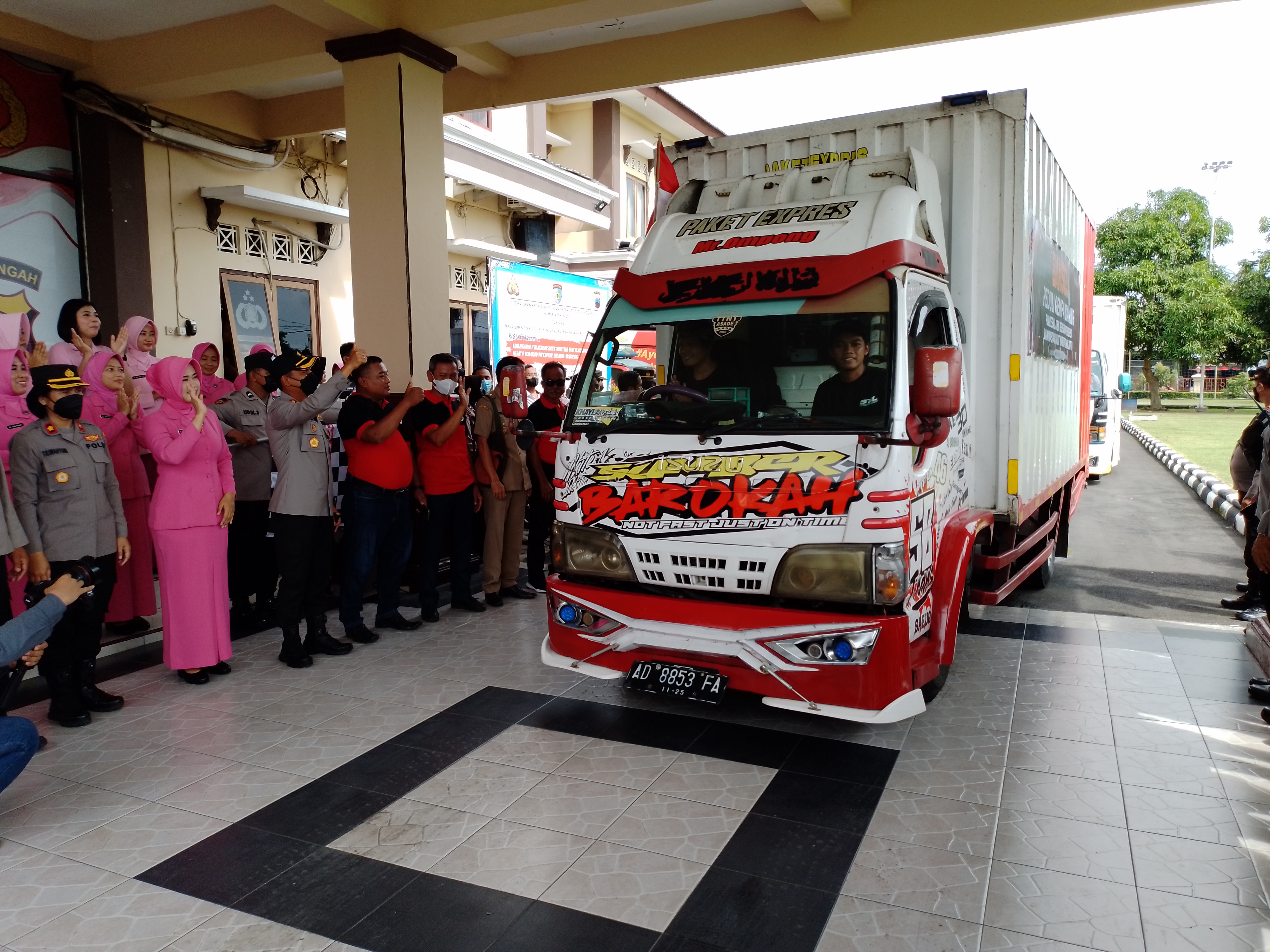 Polres Klaten, Jawa Tengah mengirim lima truk bantuan bagi korban gempa Cianjur, Jawa Barat.