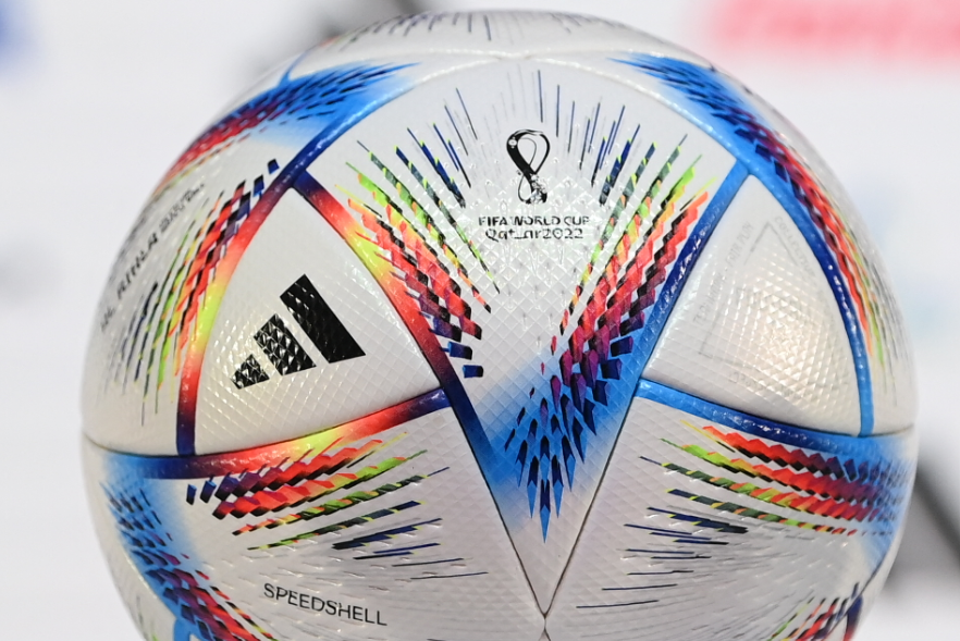 Bola resmi Piala Dunia 2022 Qatar Al-Rihla terlihat menjelang konferensi pers di Qatar National Convention Center (QNCC) di Doha.