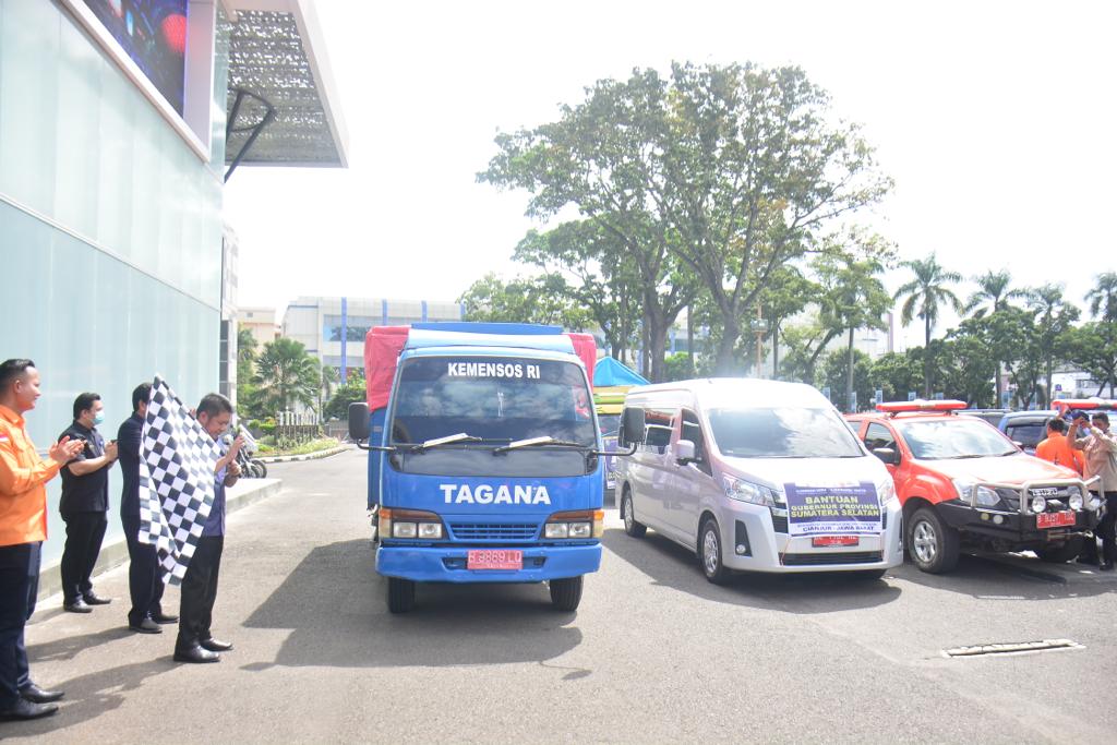 Gubernur Sumsel Herman Deru melepas bantuan untuk korban bencana Cianjur, di halaman Kantor Gubernur Sumsel, Kamis (24/11).