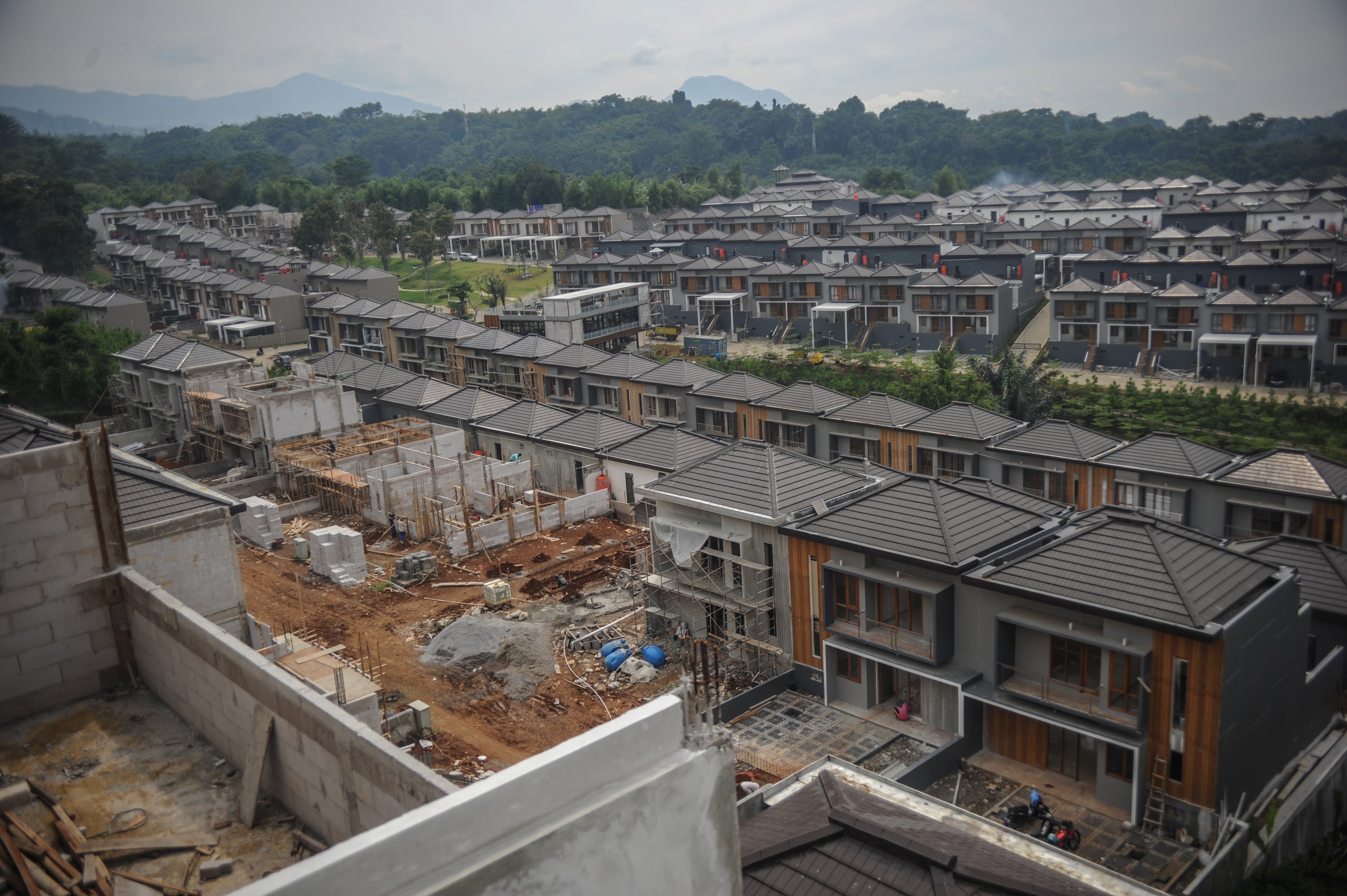 Ilustrasi-- Pekerja menyelesaikan pembangunan perumahan di Awiligar, Kabupaten Bandung, Jawa Barat