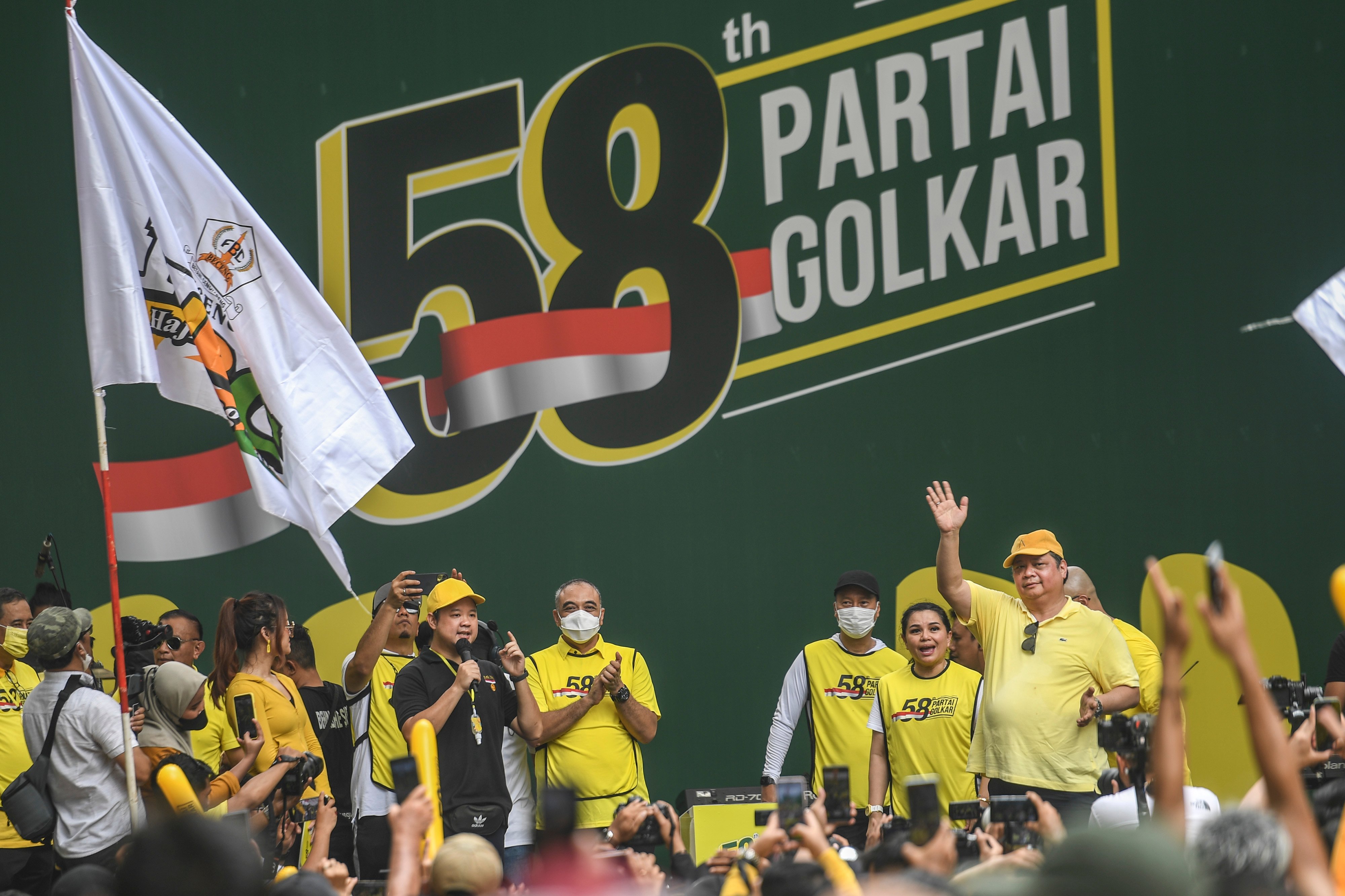 Ketua Umum Partai Golkar Airlangga Hartarto (kanan) menyapa peserta usai mengikuti jalan sehat di Plaza Tenggara Gelora Bung Karno, Jakarta.