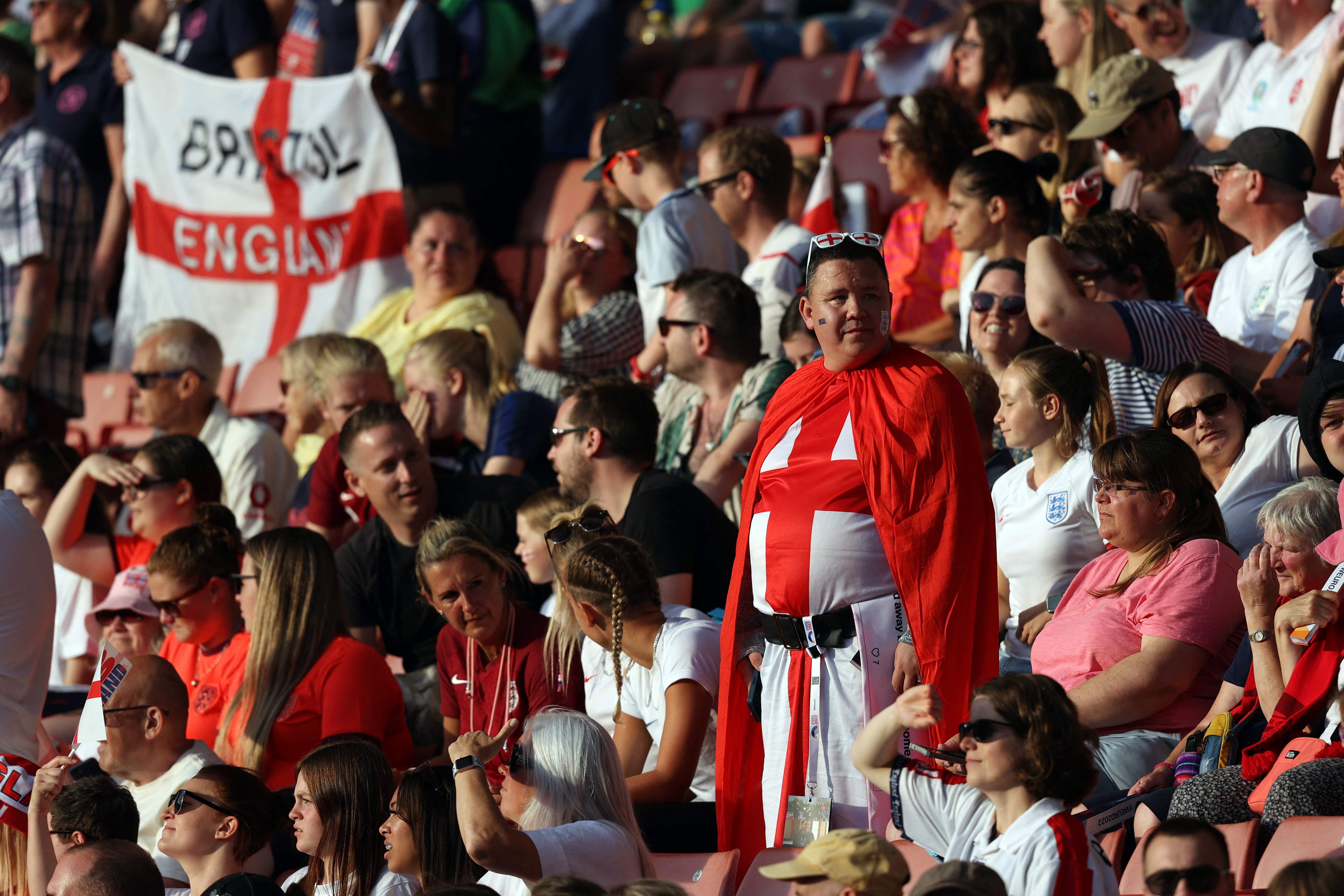 Kenakan Kostum Tentara Salib, Suporter Inggris Tak Boleh Masuk Stadion
