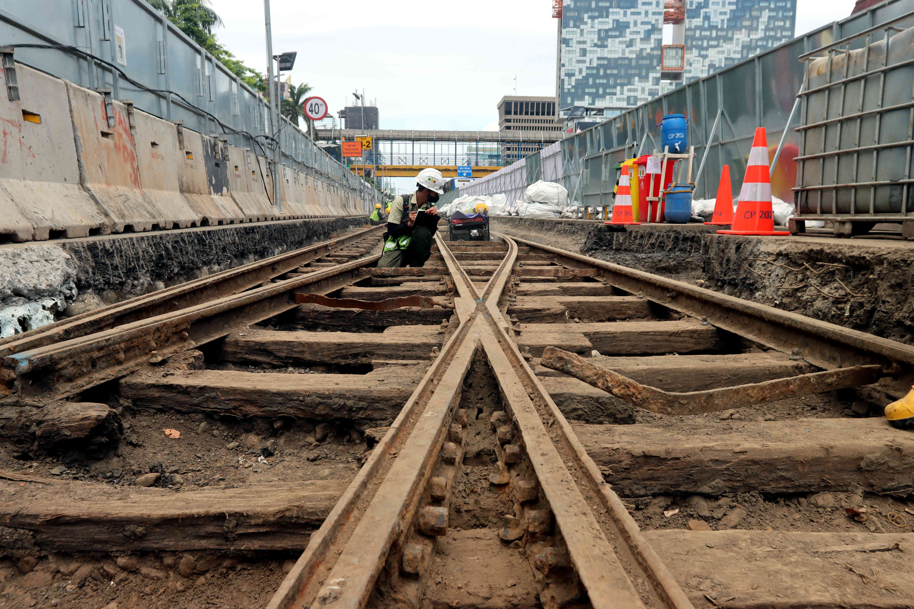 Arkeolog melakukan penelitian di rel trem di proyek Mass Rapid Transit (MRT) Fase 2A 