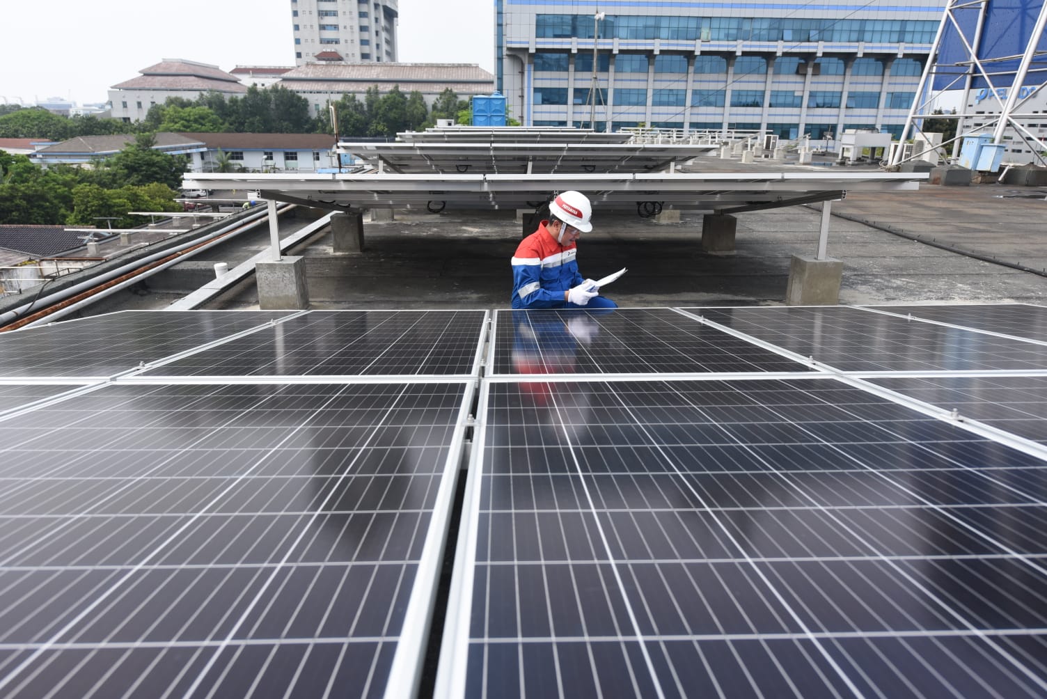 Pemasangan PLTS  guna memasok listrik di lingkungan pelabuhan