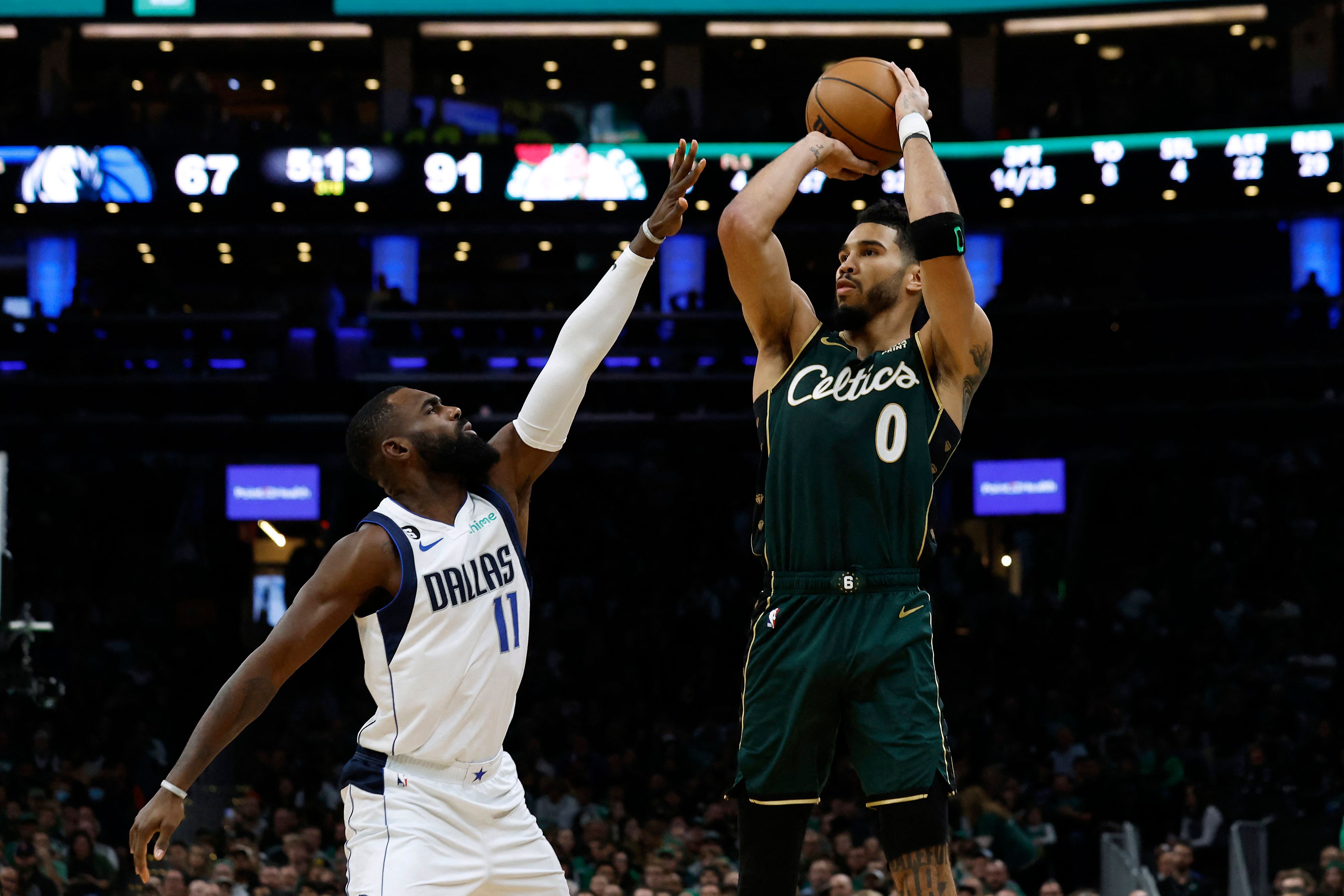 Pemain Boston Celtics Jayson Tatum melepaskan tembakan dalam laga NBA melawan Dallas Mavericks.