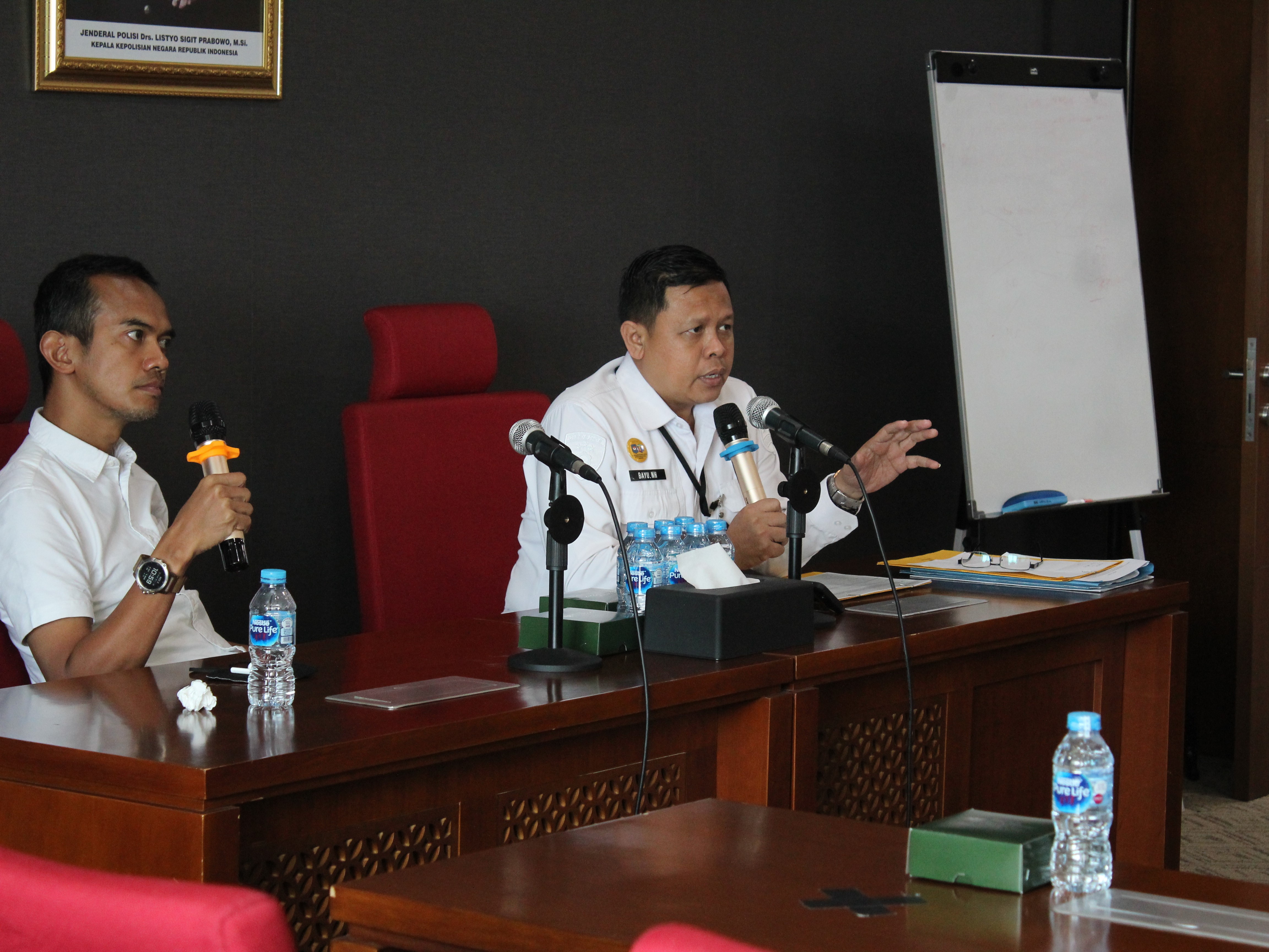 Ajun Komisaris Besar Bayu Nusantara Herminto (kanan).