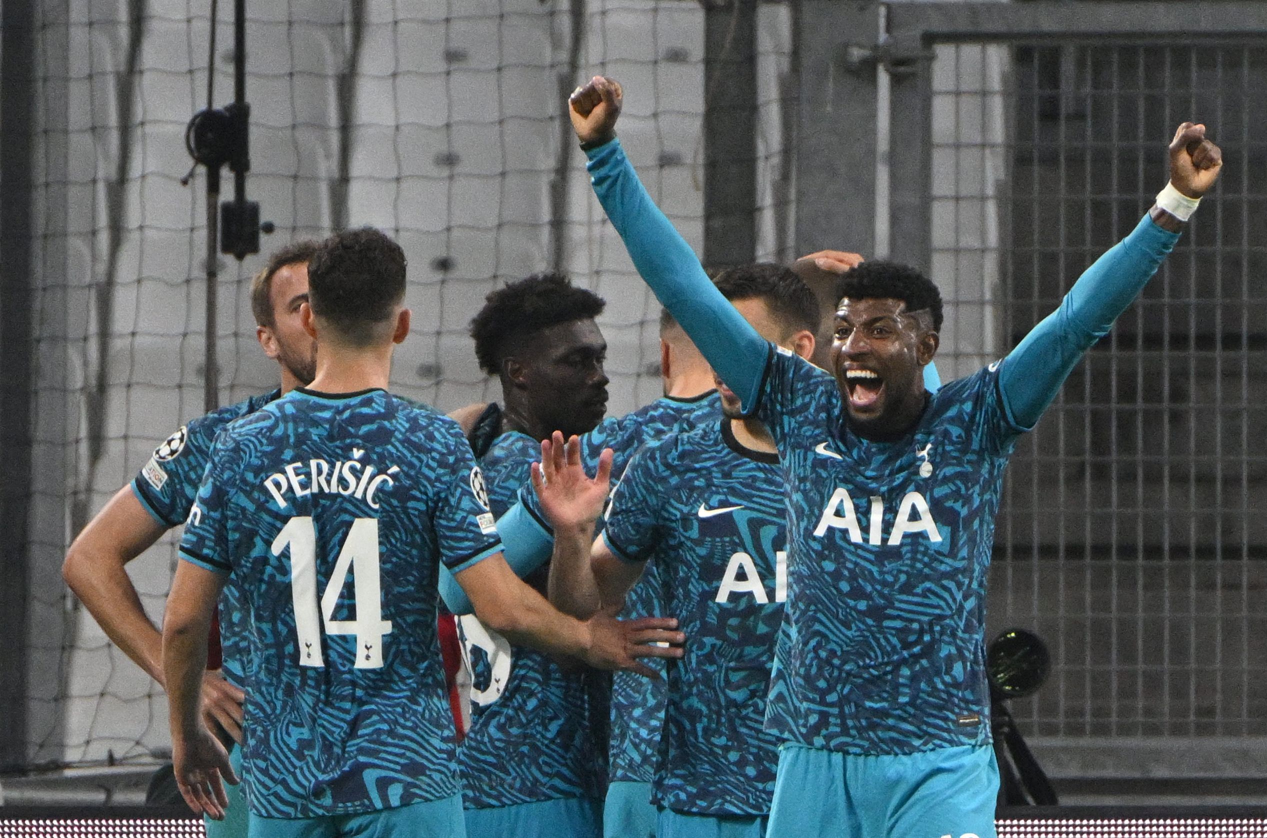 Para pemain Tottenham Hotspur melakukan selebrasi usai mencetak gol ke gawang Marseille di laga Liga Champions.