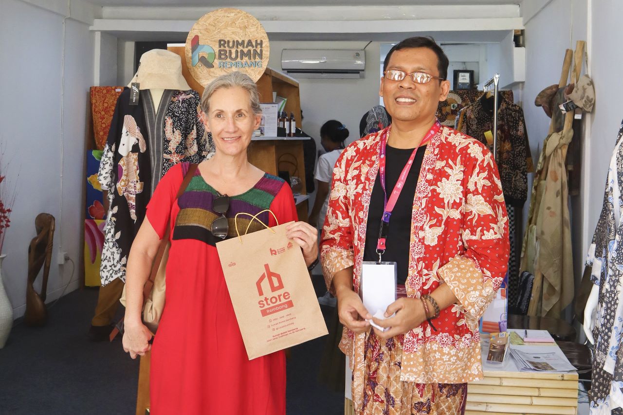 Delegasi G20 asal Mexico, Maria Fernanda Garza (kiri), saat berkunjung ke stand UMKM Binaan SIG pada pameran Future SMEs Village di  Bali