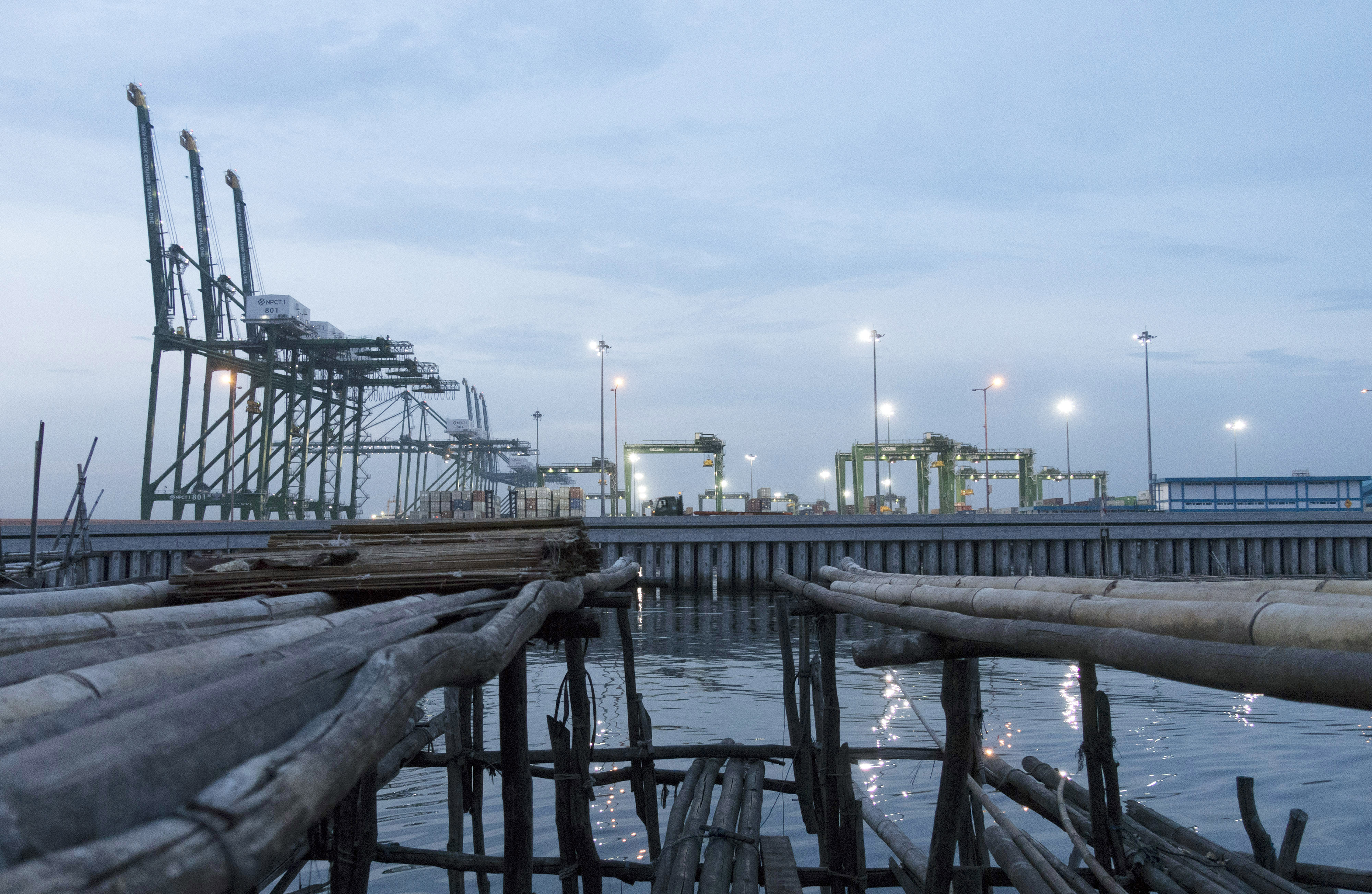 Pelabuhan peti kemas dilihat dari kawasan Kalibaru,.