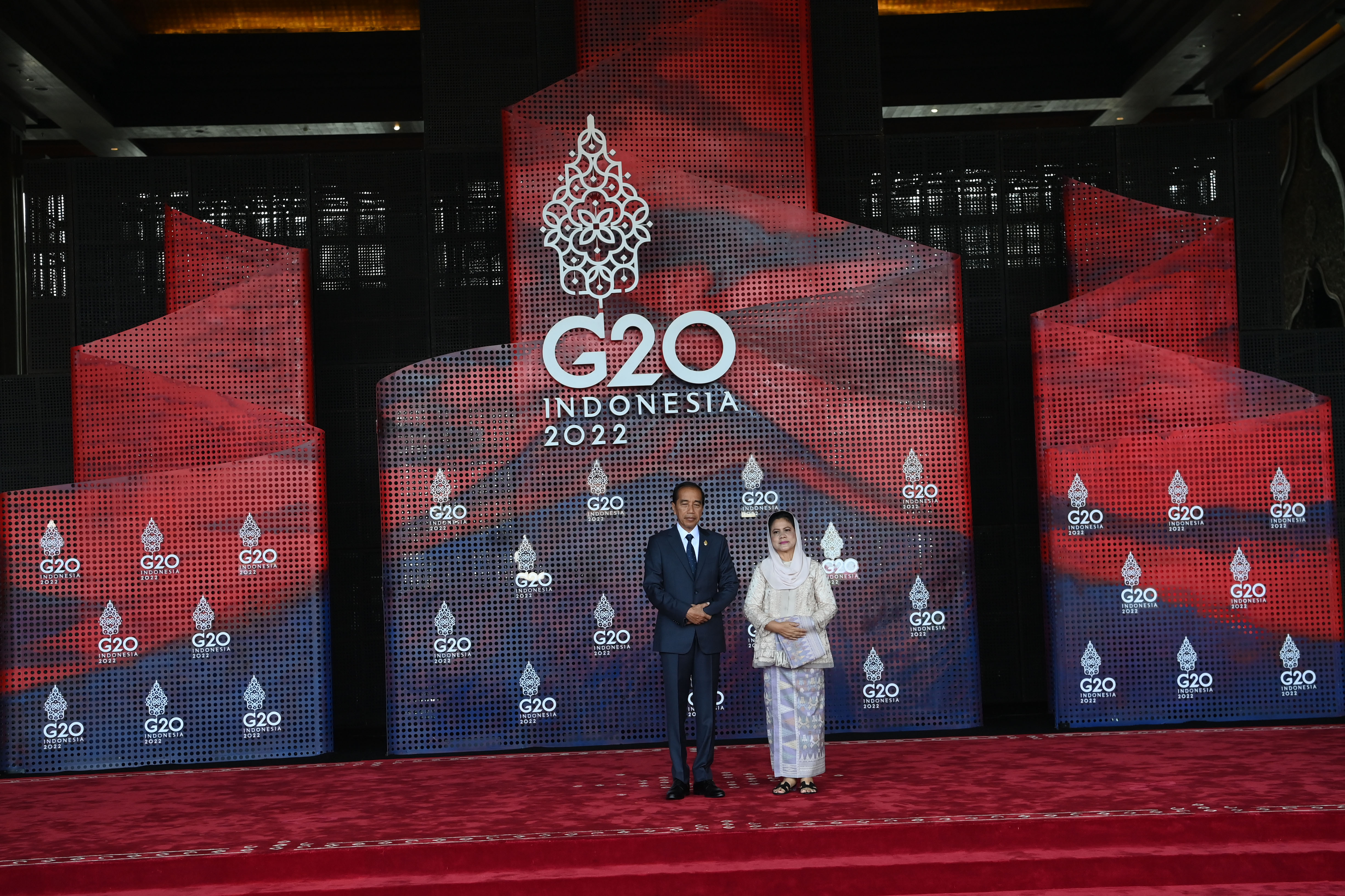 Presiden Joko Widodo (kiri) bersama Ibu Negara Iriana Joko Widodo tiba di lokasi KTT G20 Indonesia, Nusa Dua, Bali, Selasa (15/11).