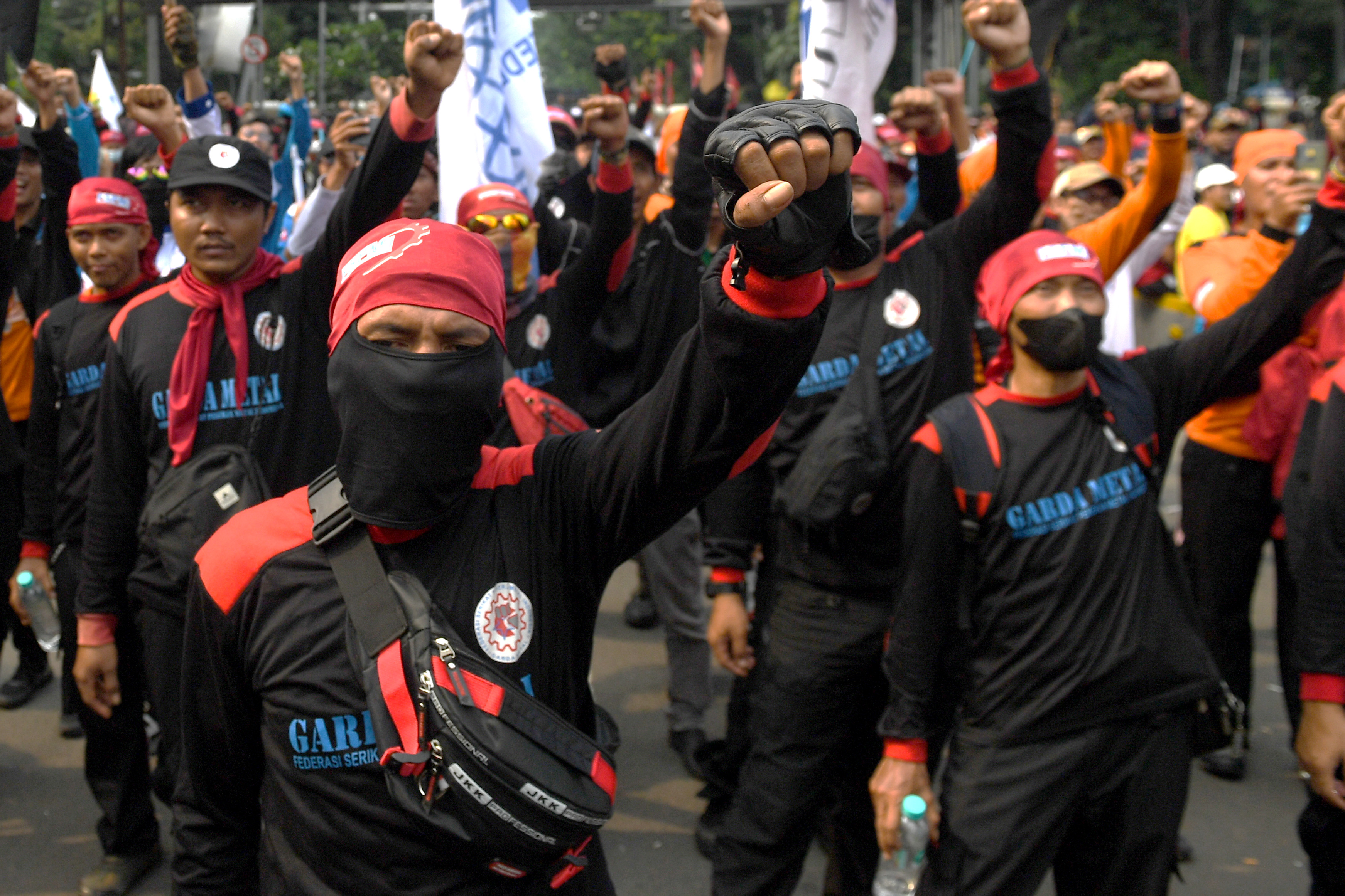 Sejumlah buruh berunjuk rasa di kawasan Patung Kuda, Jalan Medan Merdeka Barat, Jakarta, Rabu (12/10/2022). Dalam aksinya mereka menuntut di
