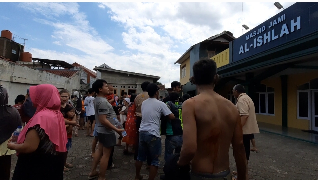 Warga mengungsi di halaman Masjid Al Ishlah Kecamatan/Kabupaten Cianjur karena kawatir terjadi gempa susulan, Senin (21/11/2022)
