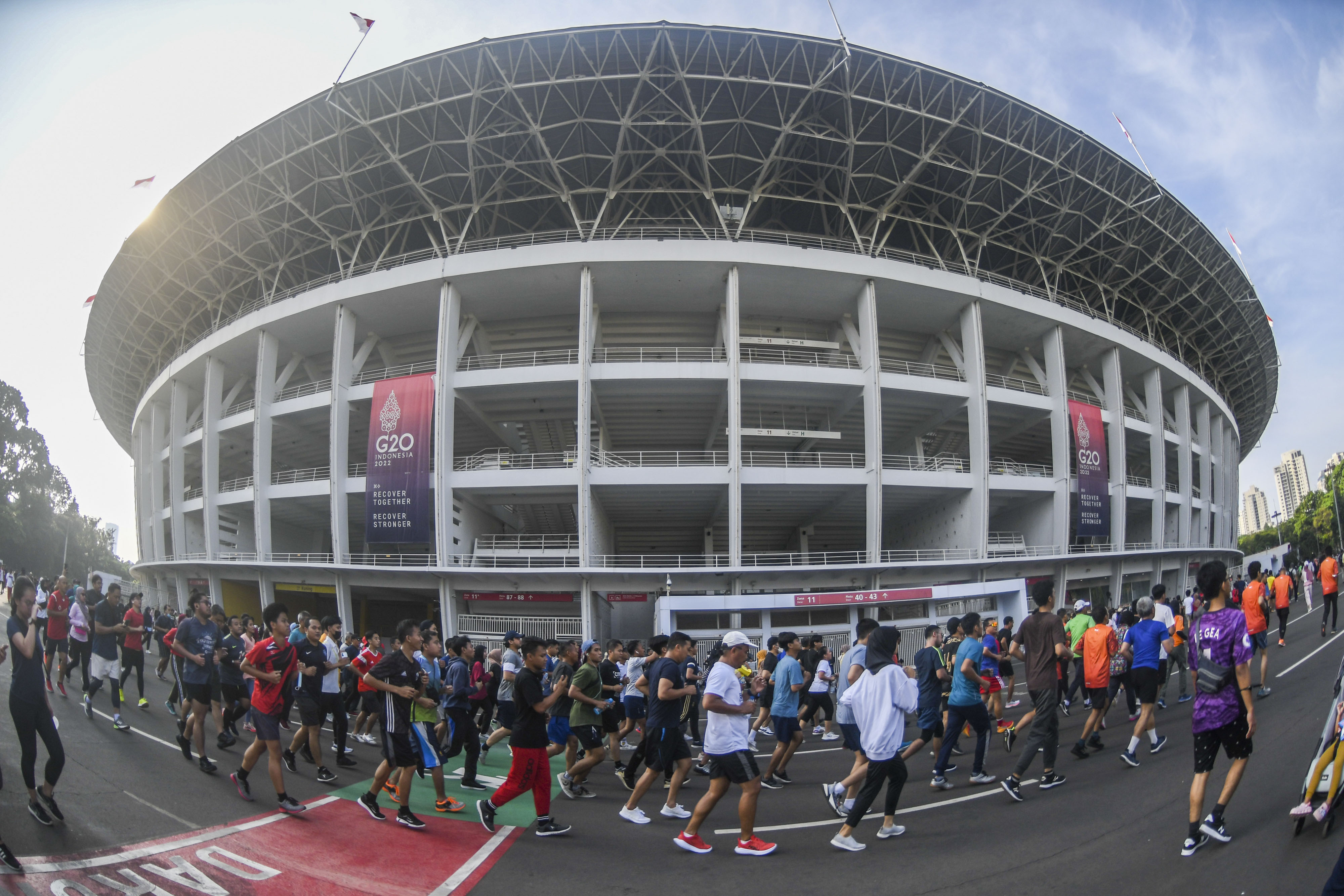 Ilustrasi--Warga berolahraga di kawasan Stadion Utama Gelora Bung Karno, Senayan, Jakarta.