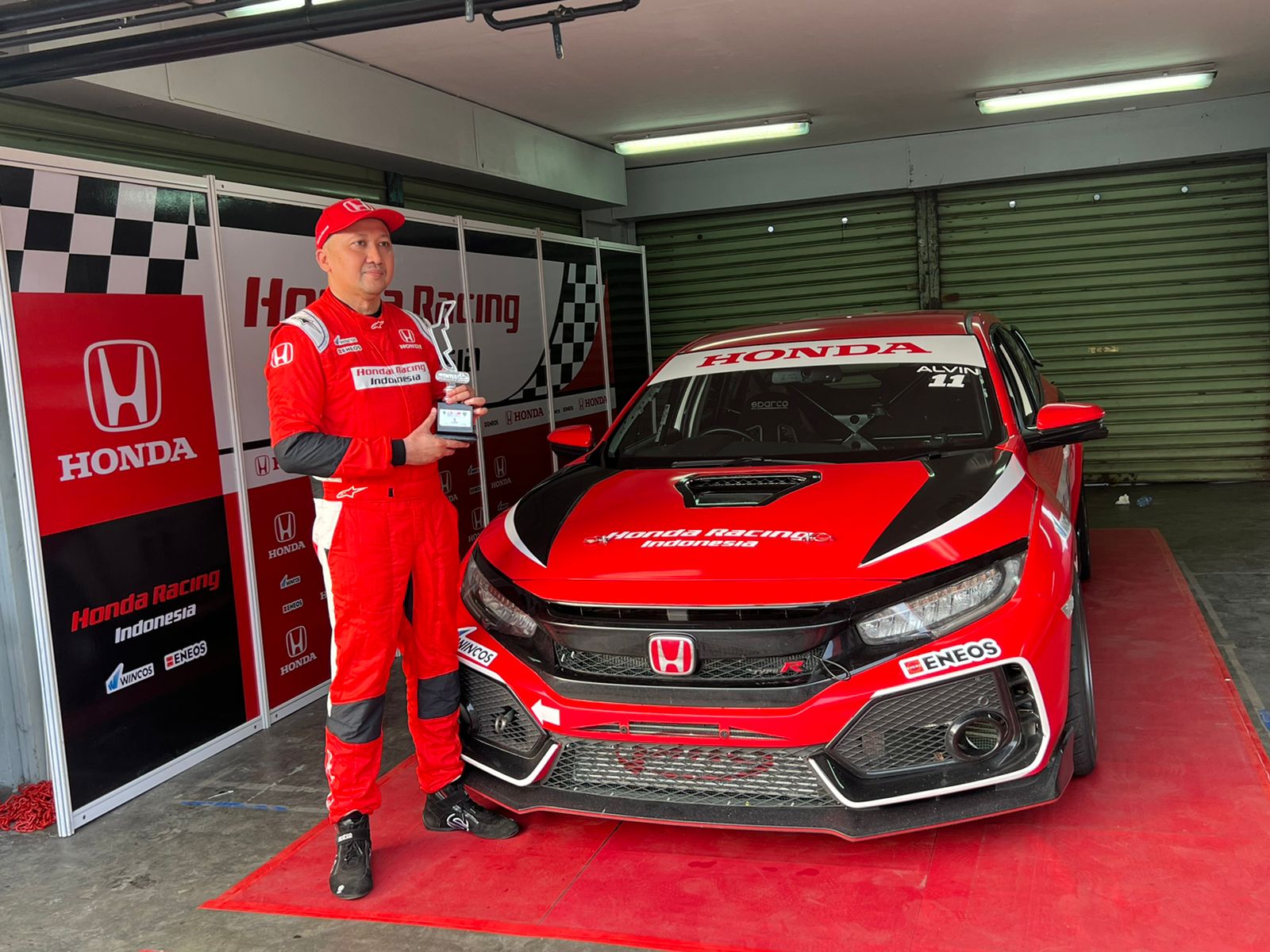 Alvin Bahar bersama mobil Honda Racing Team yang dikendarainya di ajang ISSOM