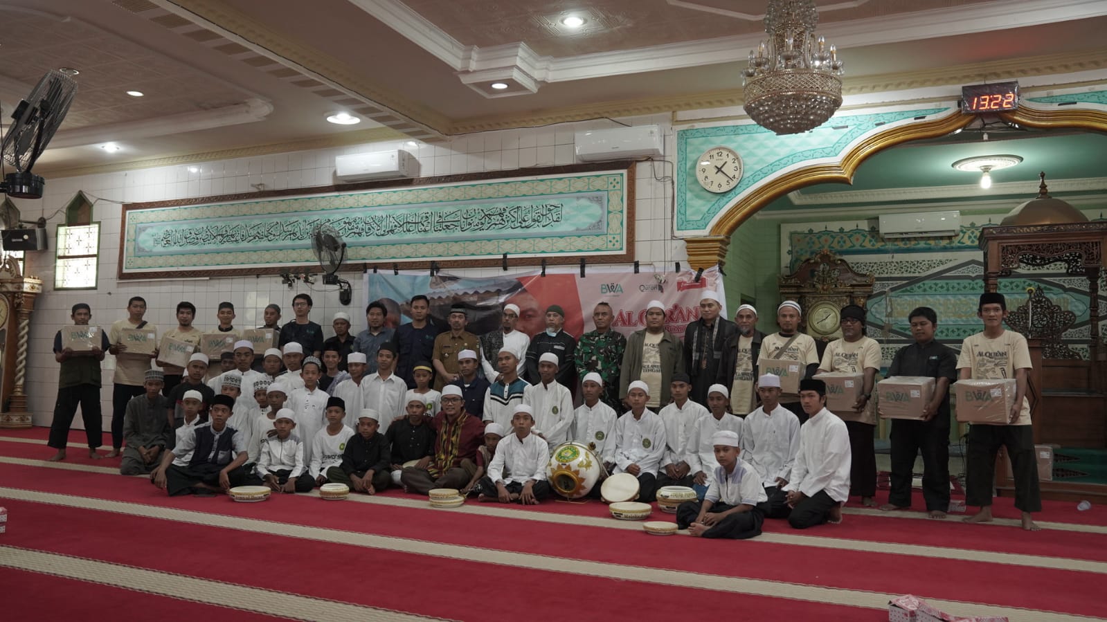 Acara penyerahan wakaf Al-Qur'an dari BWA kepada masyarakat Sulteng di Masjid Agung Baiturrahim Lola kota Palu, Sulteng.