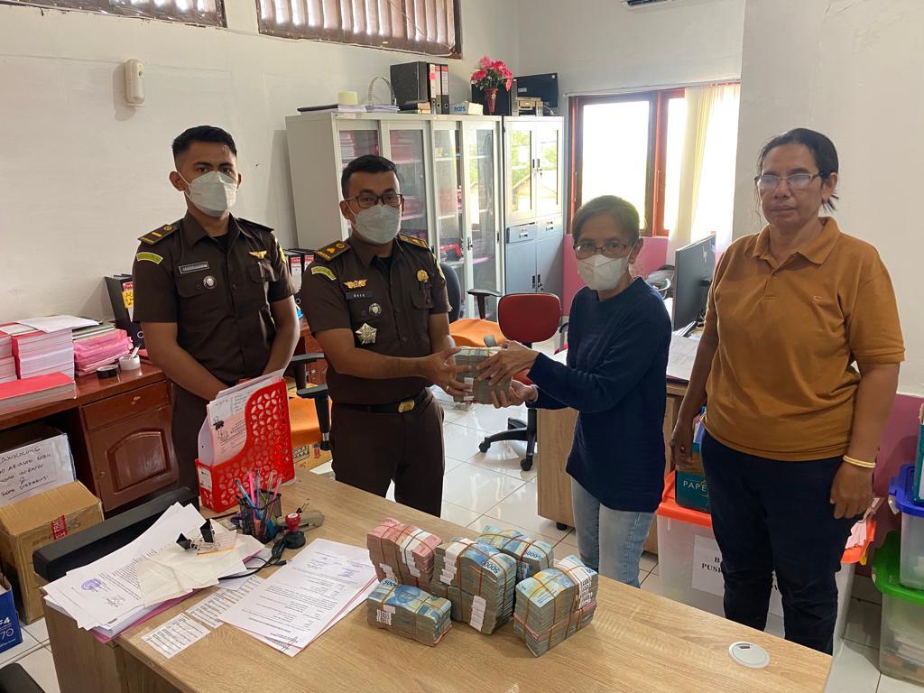 stri Terpidana Korupsi di Lembata, kembalikan uang ke Kejaksaan Negeri Lembata, NTT, Senin (31/10/2022)