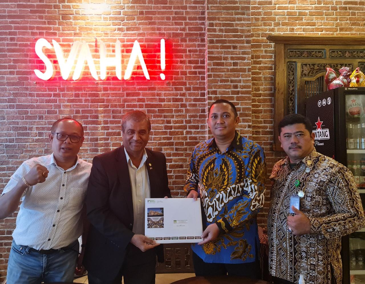 Dari kiri, Mugihardjo, PJ Patel, Donny Pur dan Mangatur Simanjuntak seusai menandatangani kesepakatan 