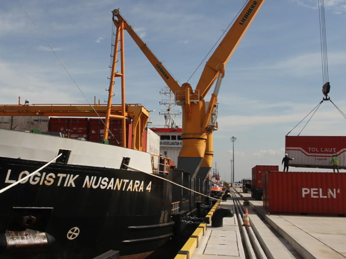 Petugas menggunakan crane untuk muatan peti kemas ke kapal tol laut KM Logistik Nusantara 4 milik PT Pelni di Pelabuhan Patimban, Jabar.