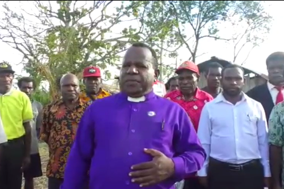 Pdt (pendeta) Dr Hans Wakerkwa.