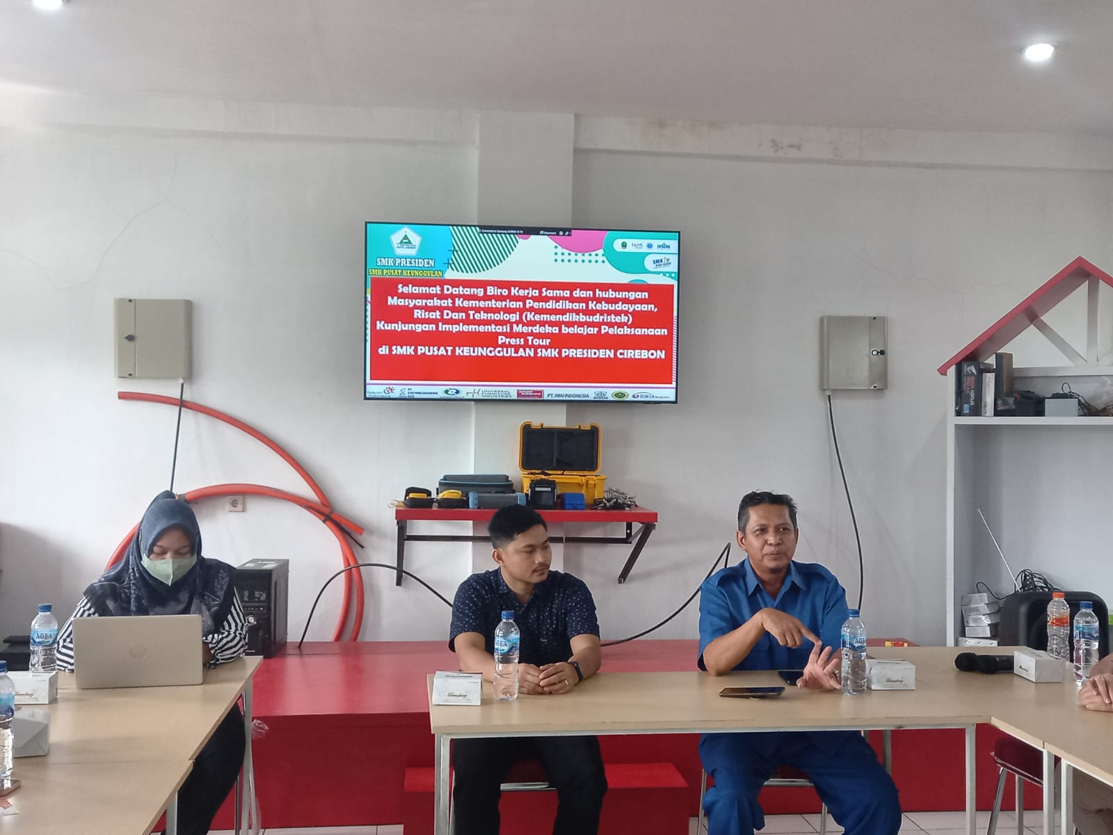 Kepala Sekolah SMK Presiden Ichwanudin (kanan) saat paparan dengan tim BKHM Kemendikbudristek di Cirebon, Jawa Barat, beberapa waktu lalu.