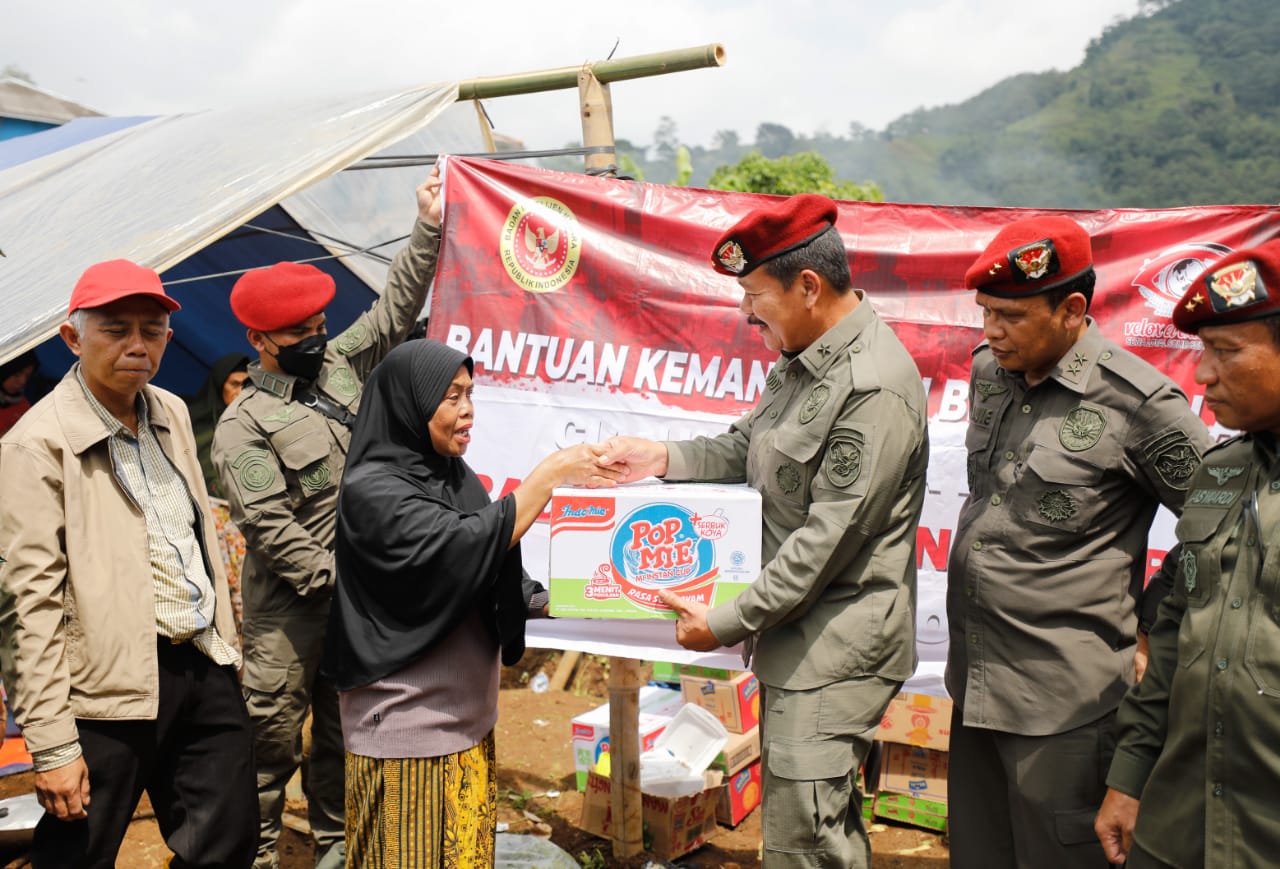 Tim Kemanusiaan Badan Intelijen Negara (BIN) ke Kampung Cibereum Kaler, Desa Cibereum, Kecamatan Cugenang, Kabupaten Cianjur disambut haru p