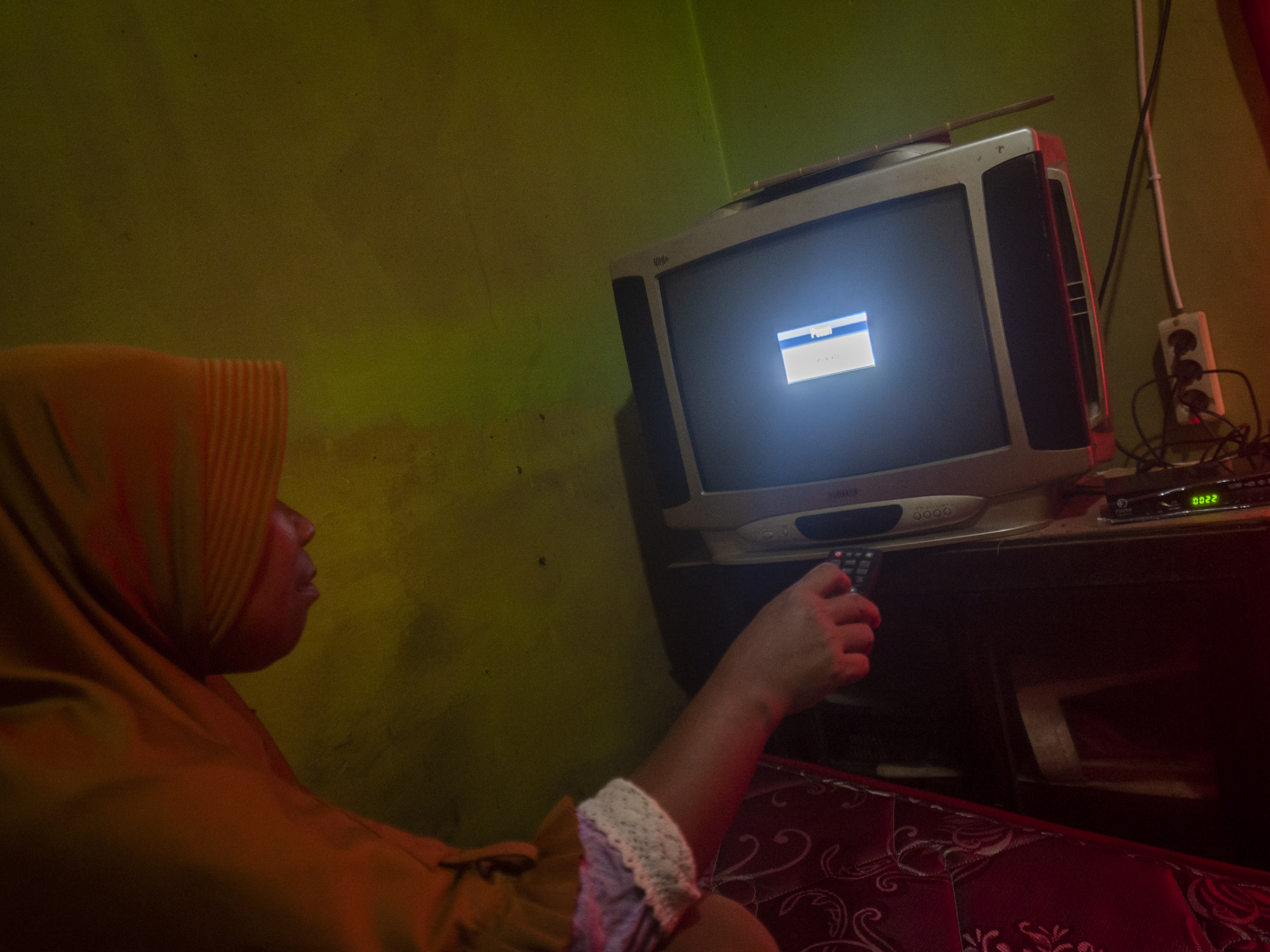 Warga mencoba mengakses layanan TV digital melalui set top box di Cimarga, Lebak, Banten, Senin (14/11/2022).